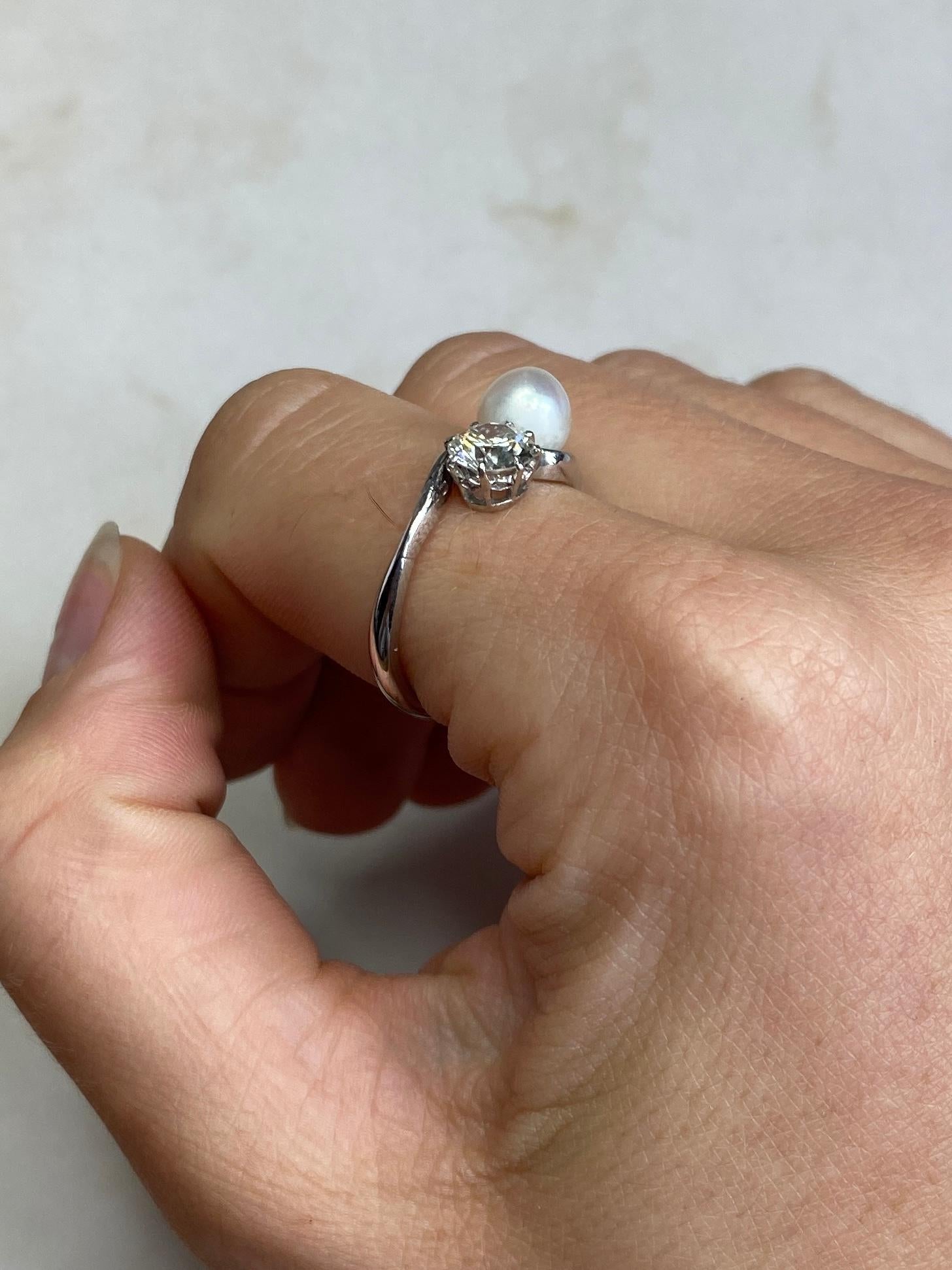 This elegant ring features a diamond which is claw set and a natural pearl. The diamond is 80pts. The pearl and the diamond are set in 18 carat white gold in a crossover design, also called Toi Et Moi / Moi Et Toi.

Ring size : O 1/2 or 7 1/2
Height