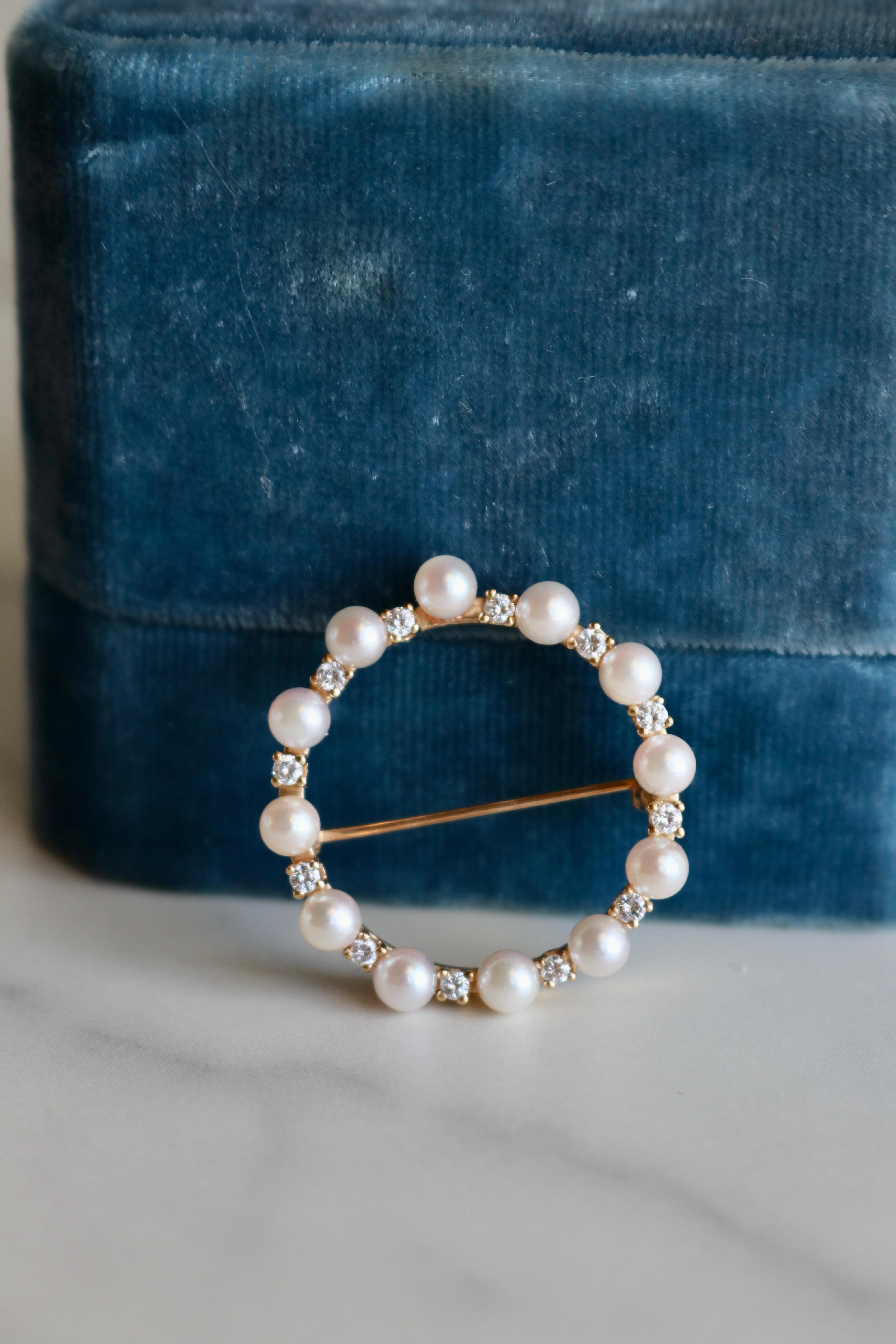 Vintage Pearl and Diamond 18k Yellow Gold Circle Brooch For Sale 1