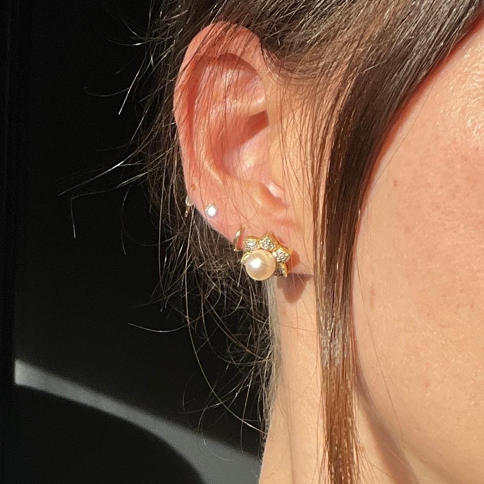 This pair of classic and gorgeous pearl cluster earrings hold a total of 36pts of diamonds between them. The pearls are bright and glossy and the diamonds add the perfect amount of sparkle. 

Cluster Diameter: 15mm 

Weight: 5.3g