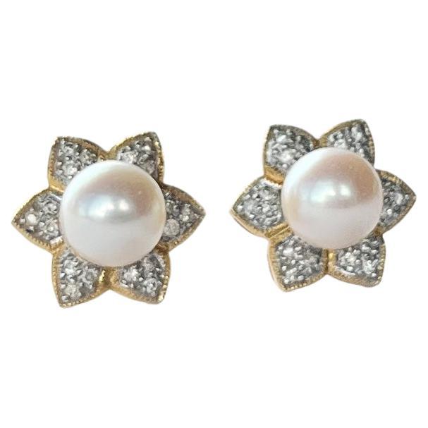 Ohrringe aus 9 Karat Gold mit Perlen und Diamanten im Angebot