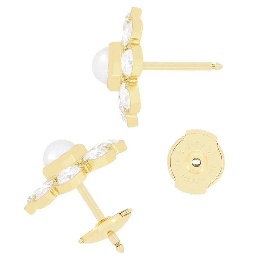 Diese entzückenden Ohrringe aus den 1950er Jahren sind aus 18 Karat Gelbgold gefertigt. In der Mitte sitzt jeweils eine einzelne 5 mm große Halbperle. Umgeben sind sie von acht funkelnden Diamanten im Übergangsschliff mit einem Gesamtgewicht von