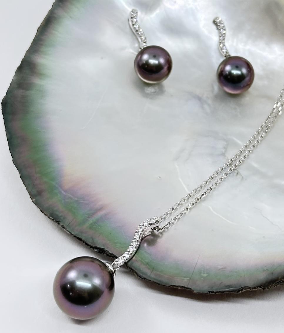 Simply Beautiful! Pearl and Diamond Gold Drop Pendant Necklace and matching Earrings. Pendant featuring a 12.3mm Round Tahiti Pearl, Aubergine foncé, reflecting blue and Diamonds, weighing approx. 0.09tcw. Suspended from a 14K White Gold Link Chain,