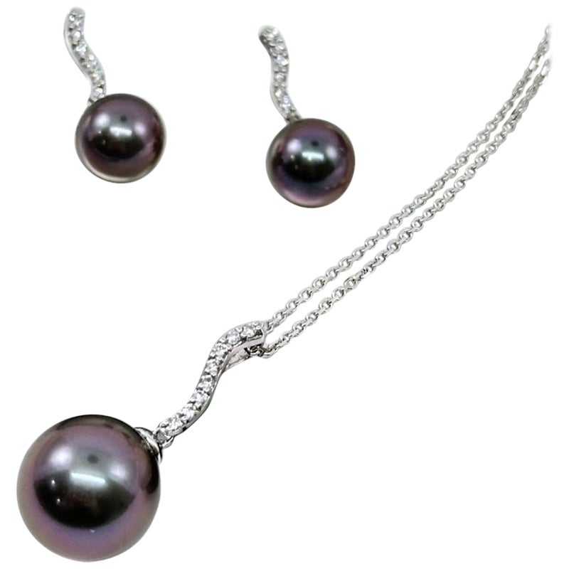 Collier à pendentifs et boucles d'oreilles vintage en or avec perles et diamants.