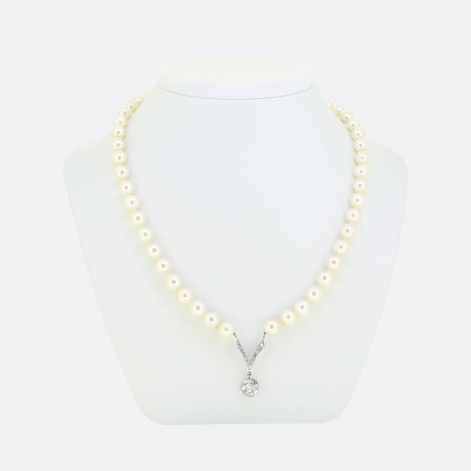 Ecco una meravigliosa collana di perle vintage. La collana è formata da 52 perle coltivate ben assortite e da un pendente con diamante taglio vecchio da 2,10 carati. Il pezzo è rifinito con una chiusura in oro giallo 14ct con un bellissimo diamante