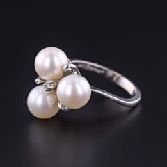Anello vintage con perle e diamanti in oro bianco 14k