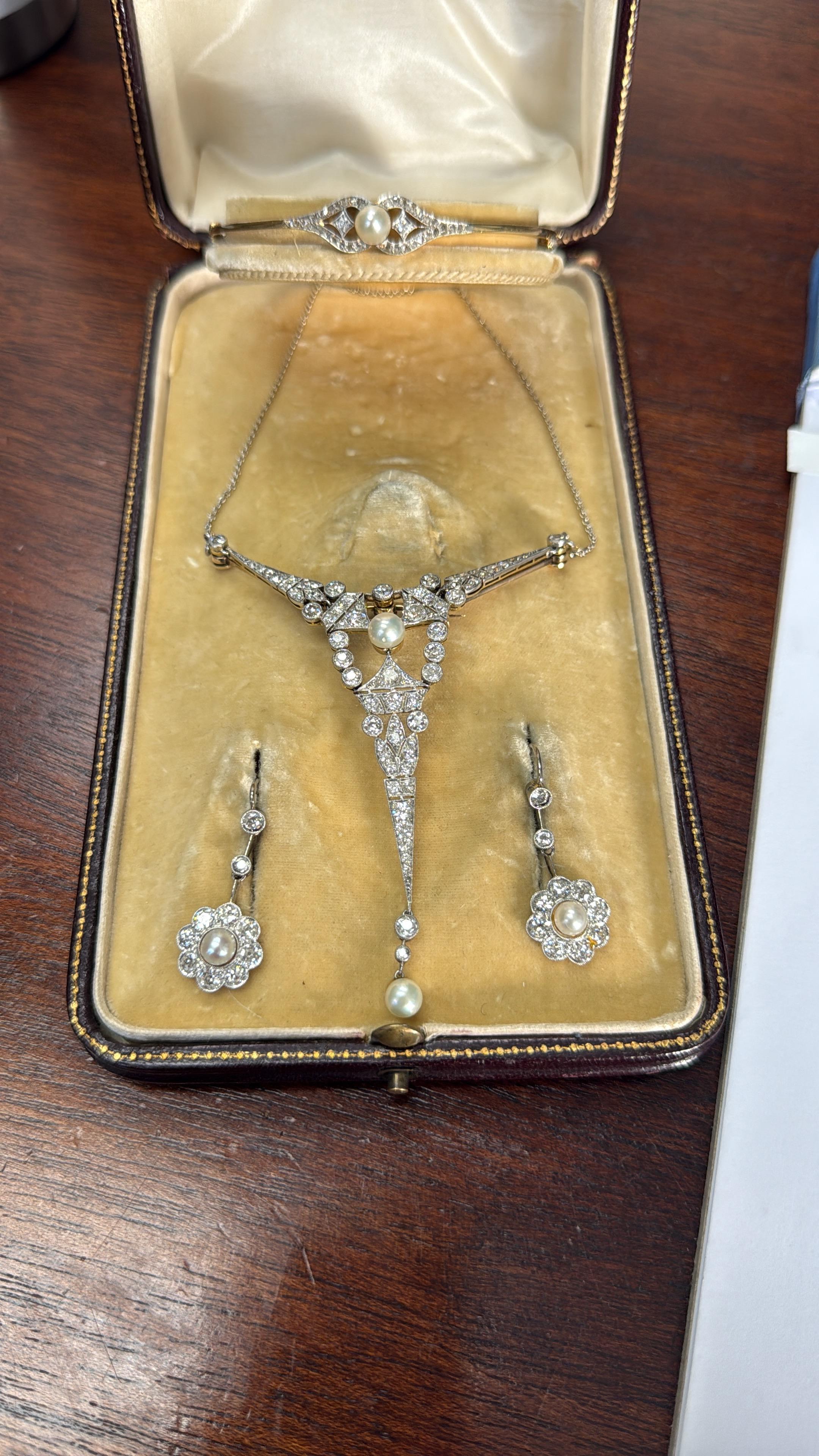This exceptional Art Deco jewelry set from the 1920s embodies the timeless elegance and craftsmanship of the era. Skillfully designed with gold on the surface and platinum as the structural base, the suite perfectly combines beauty with strength.