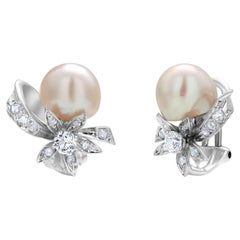 Clips d'oreilles vintage en or blanc dix-huit carats avec ruban en perles et diamants 