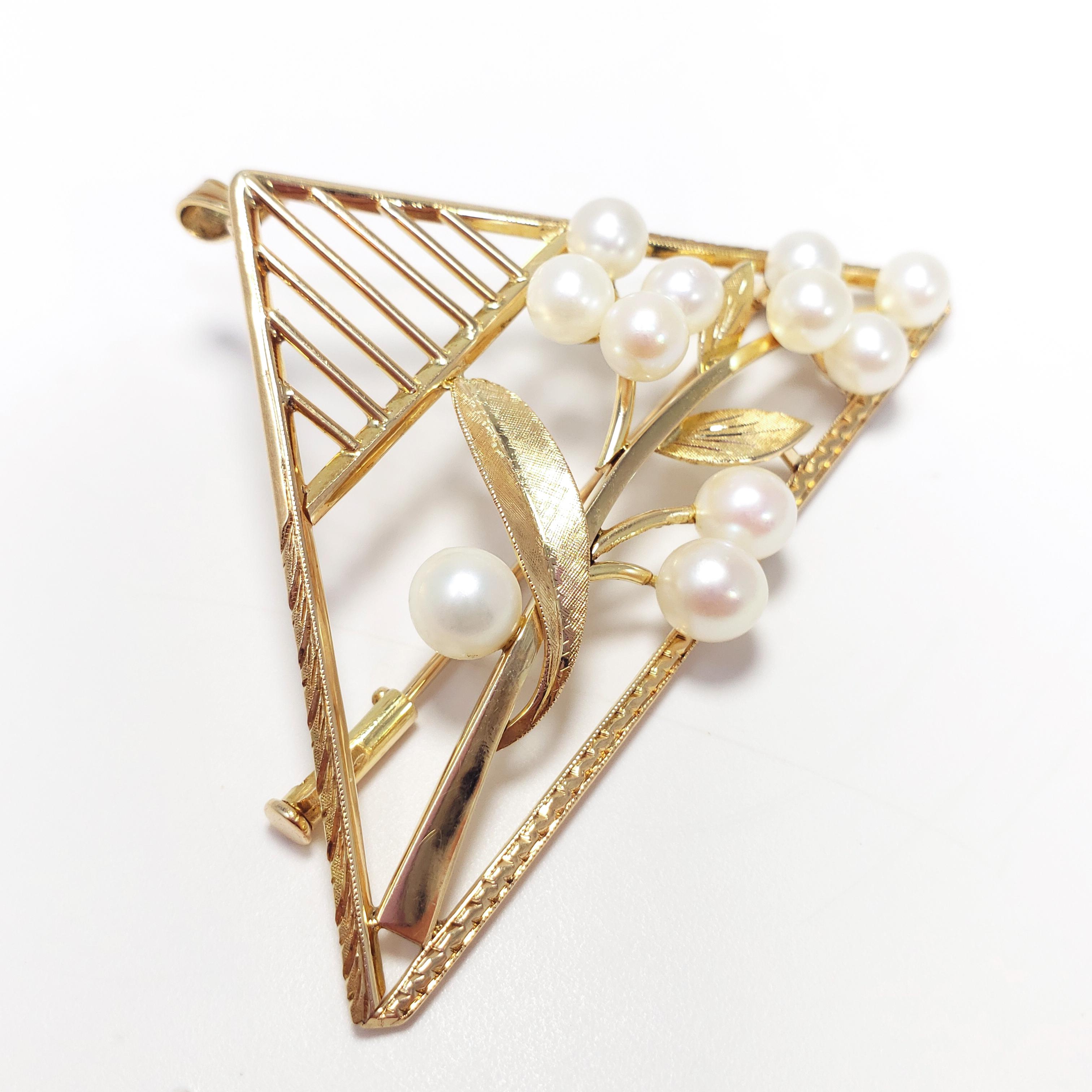 Art deco pearls adorn this 14K gold triangular brooch/pendant decorated with floral motifs. Can be worn as a brooch, or attached to a chain and worn as a pendant.

...

Tags, Marks, Hallmarks: 14K

Material: South sea pearls

Clasp: Trombone clasp