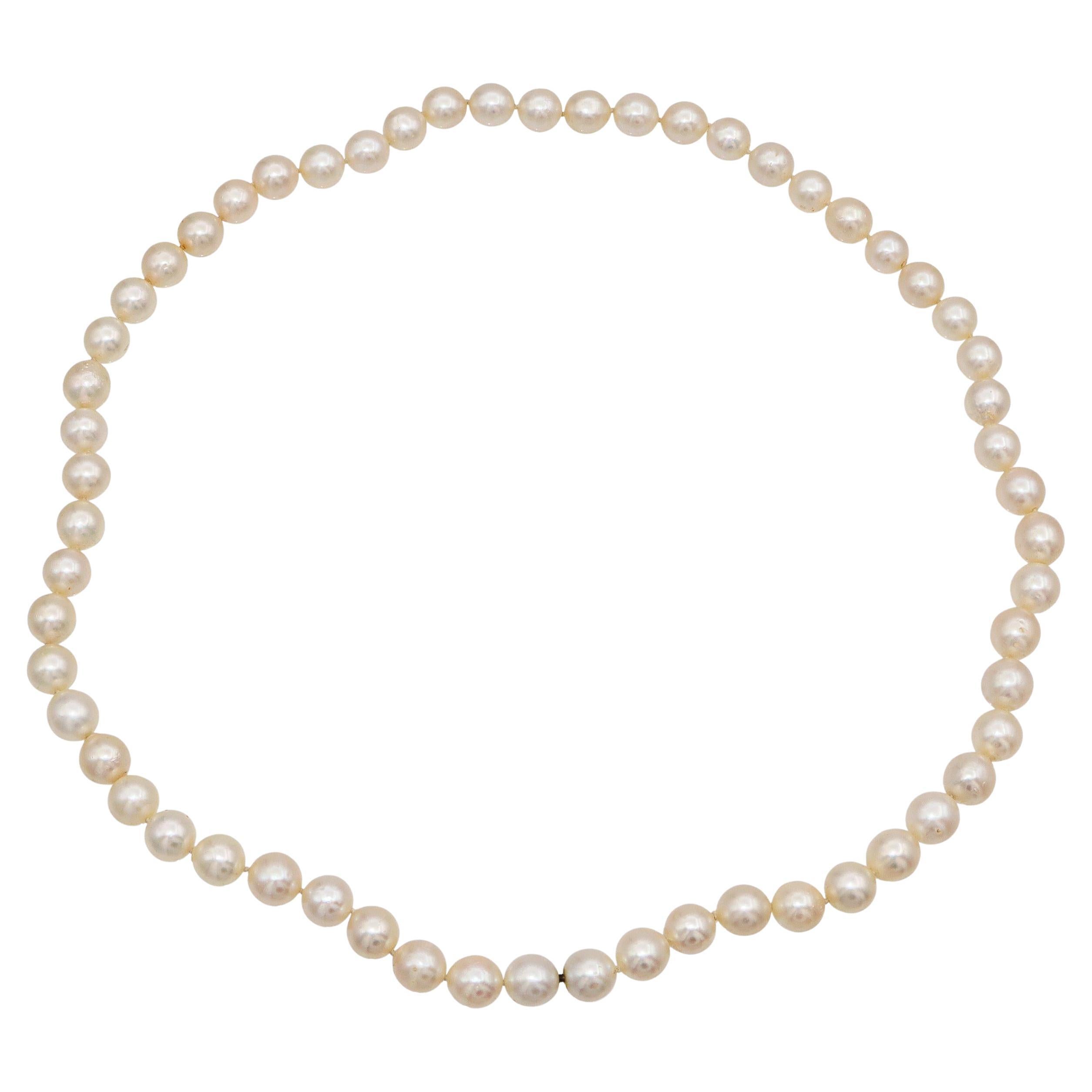 Elegant et intemporel, ce collier de perles de culture vintage est composé d'un magnifique rang de perles lustrées d'un blanc crémeux, à l'éclat doucement irisé et aux textures de surface subtilement naturelles. Chaque perle est nouée