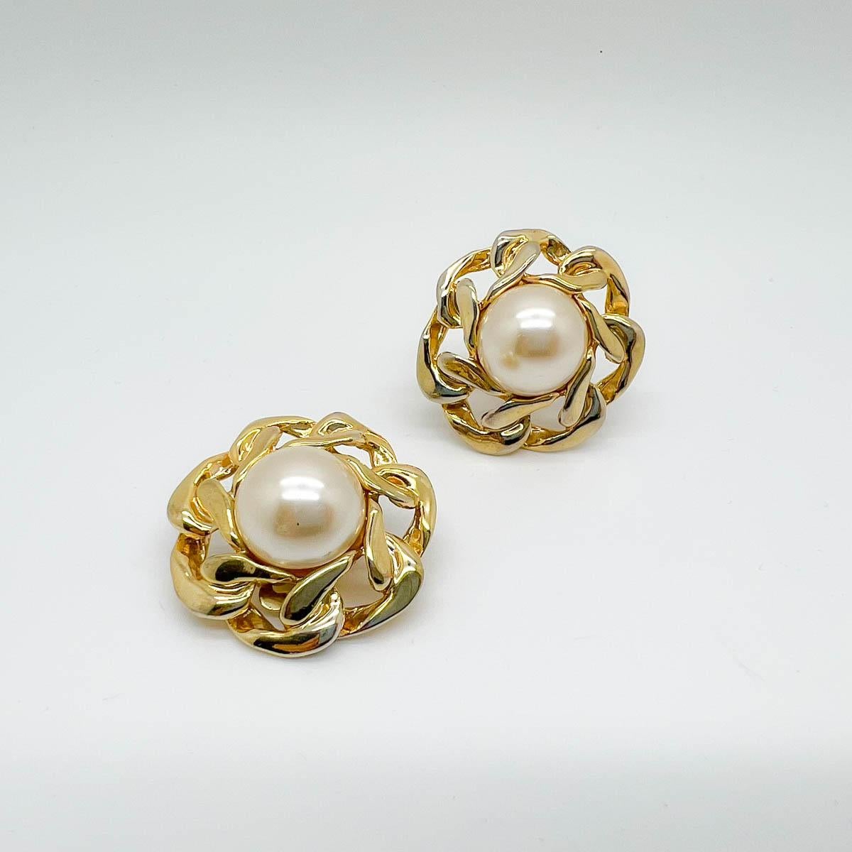A pair of Vintage Pearl Link Earrings. A chunky link gallery around a large lustrous half pearl. The ultimate style accessory.

An unsigned beauty. A rare treasure. Just because a jewel doesn’t carry a designer name, doesn’t mean it isn't coveted.