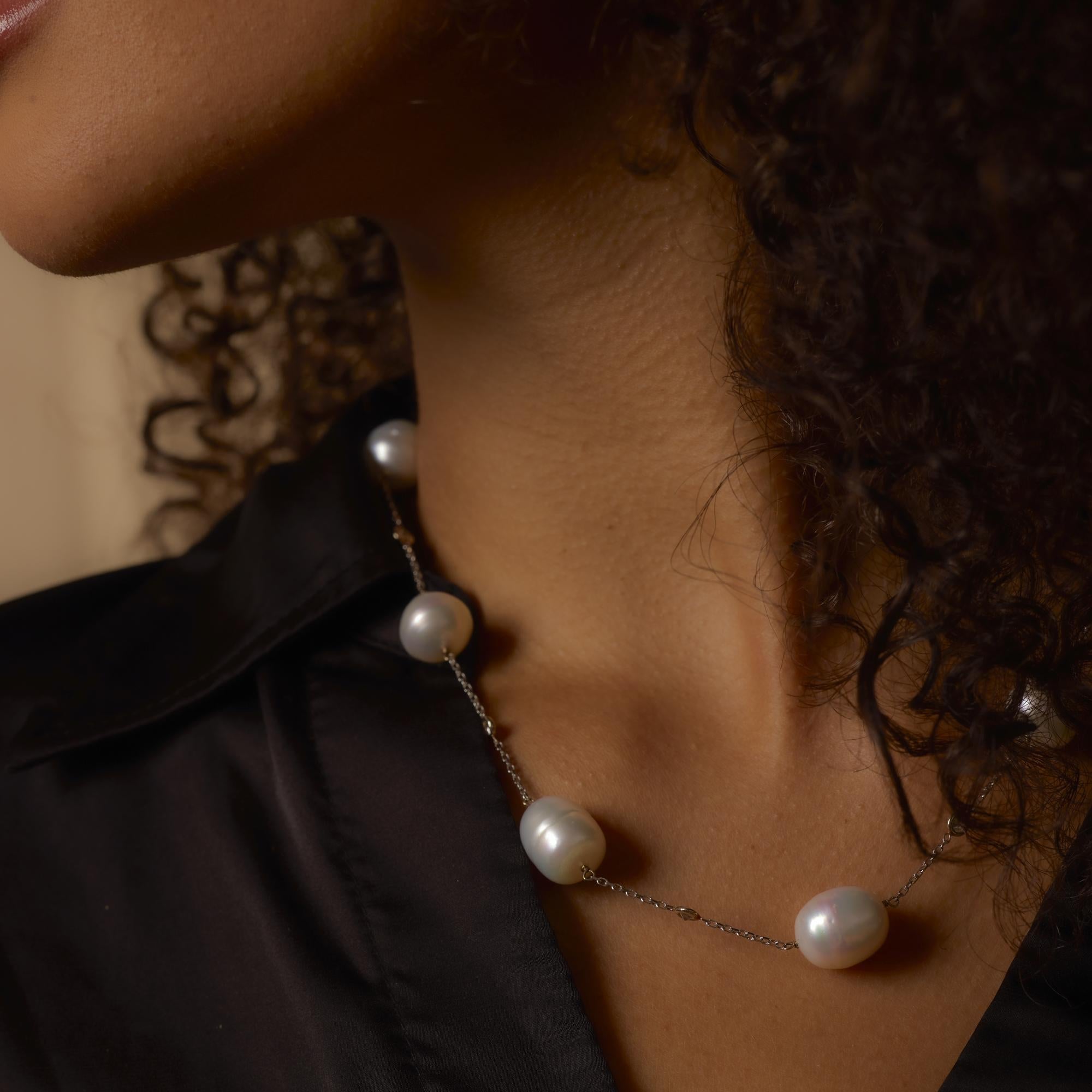 Este collar vintage de los años 80 exhibe luminosas perlas y brillantes diamantes, elegantemente engastados en radiante oro blanco de 18 quilates.
