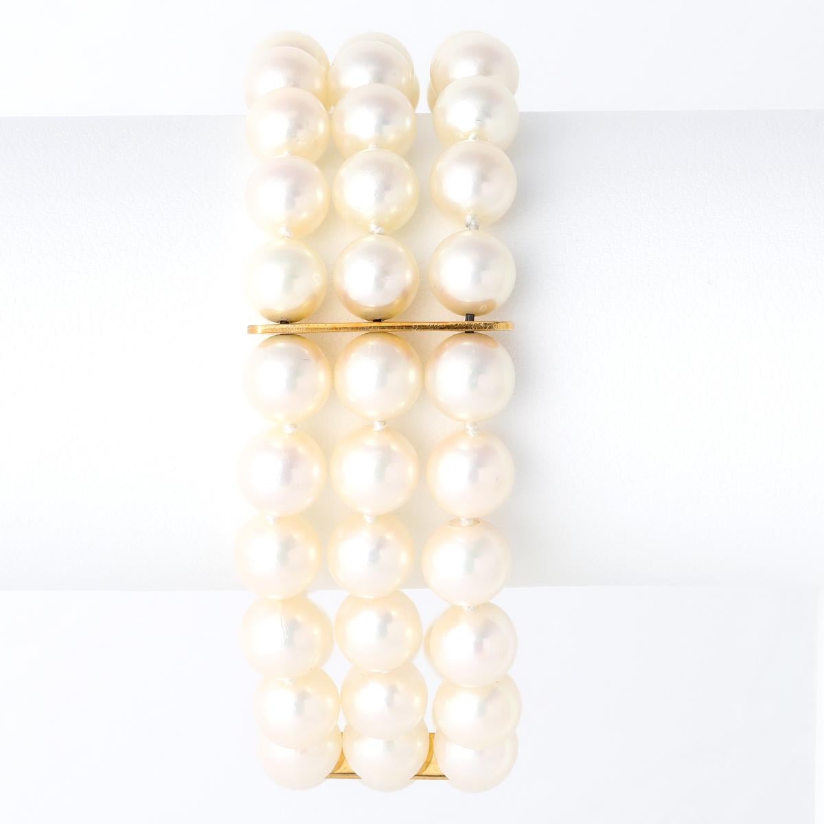 Bracelet vintage à trois brins en or jaune 18 carats avec perles et diamants en vente 1