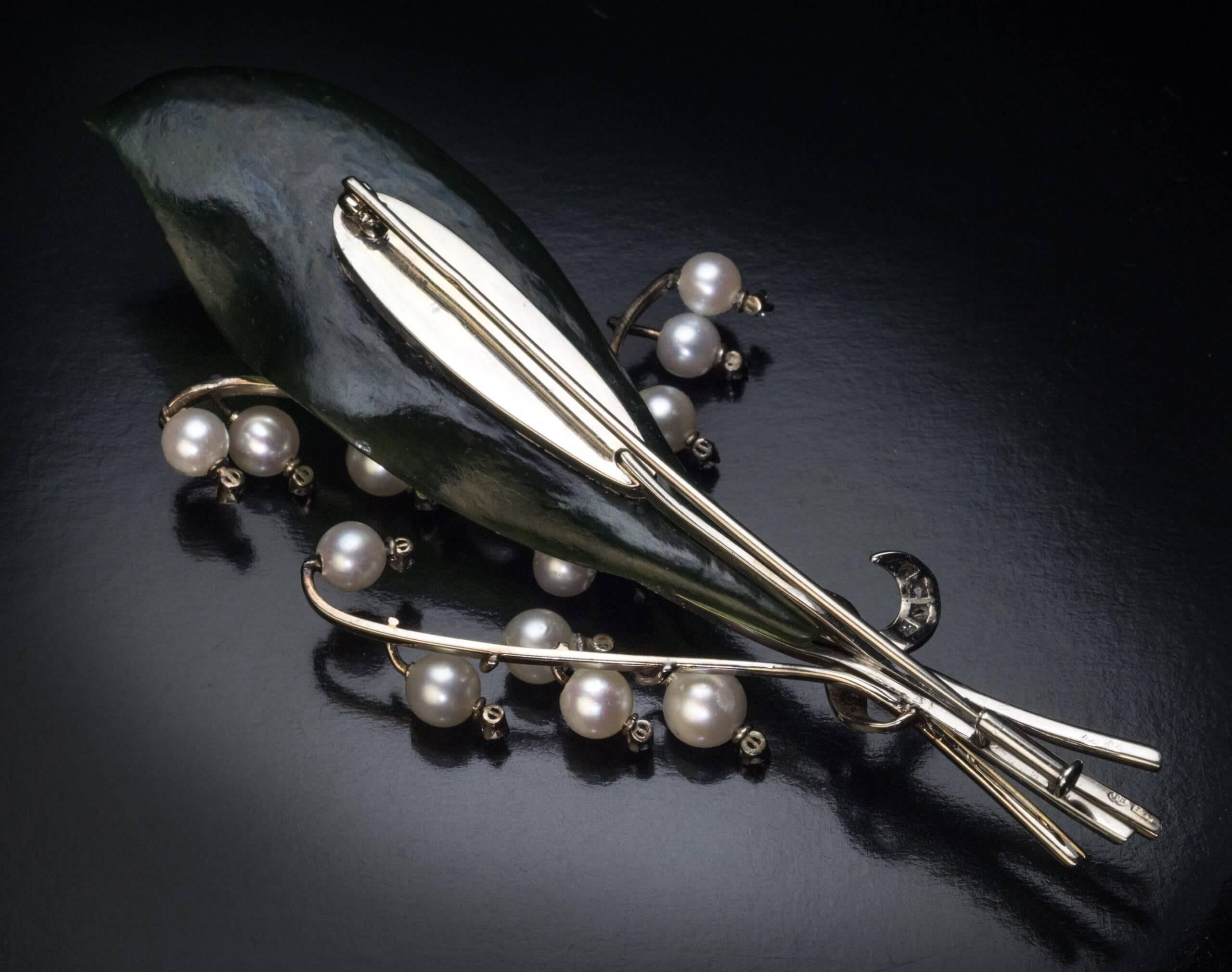 Taille simple Broche vintage en muguet sculpté de perles et de diamants en vente