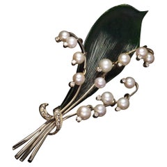Spilla vintage di mughetto di giada intagliato con perle e diamanti