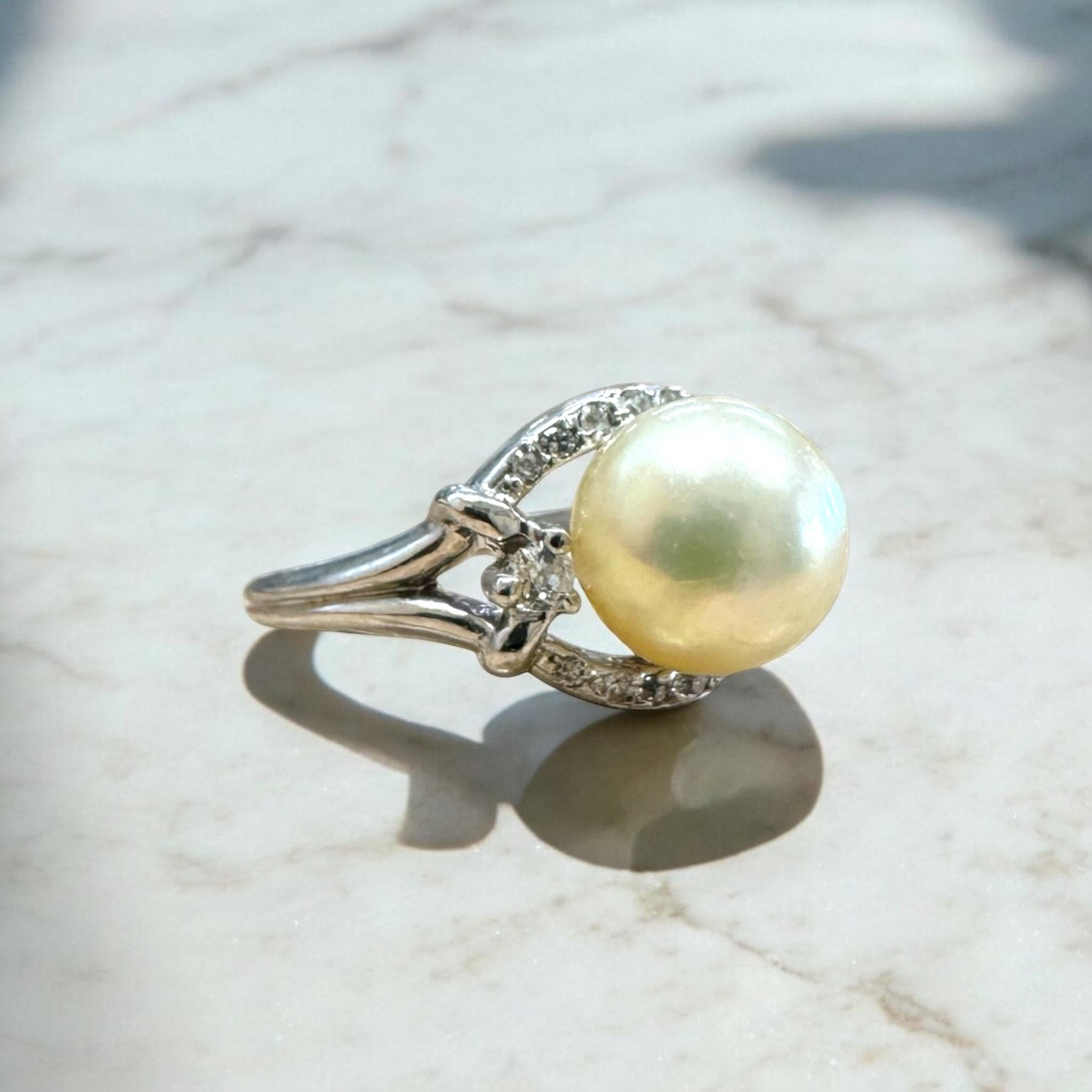¡¡Nos encanta este clásico anillo de perlas vintage!!

Detalles del anillo
Material: Oro blanco de 14 quilates
Anchura del cabezal: 11 mm
Altura del cabezal: 10 mm
Anchura de la caña: 1,8 mm
Peso: 4.5 gramos
Tamaño del dedo: 6 1/2
A