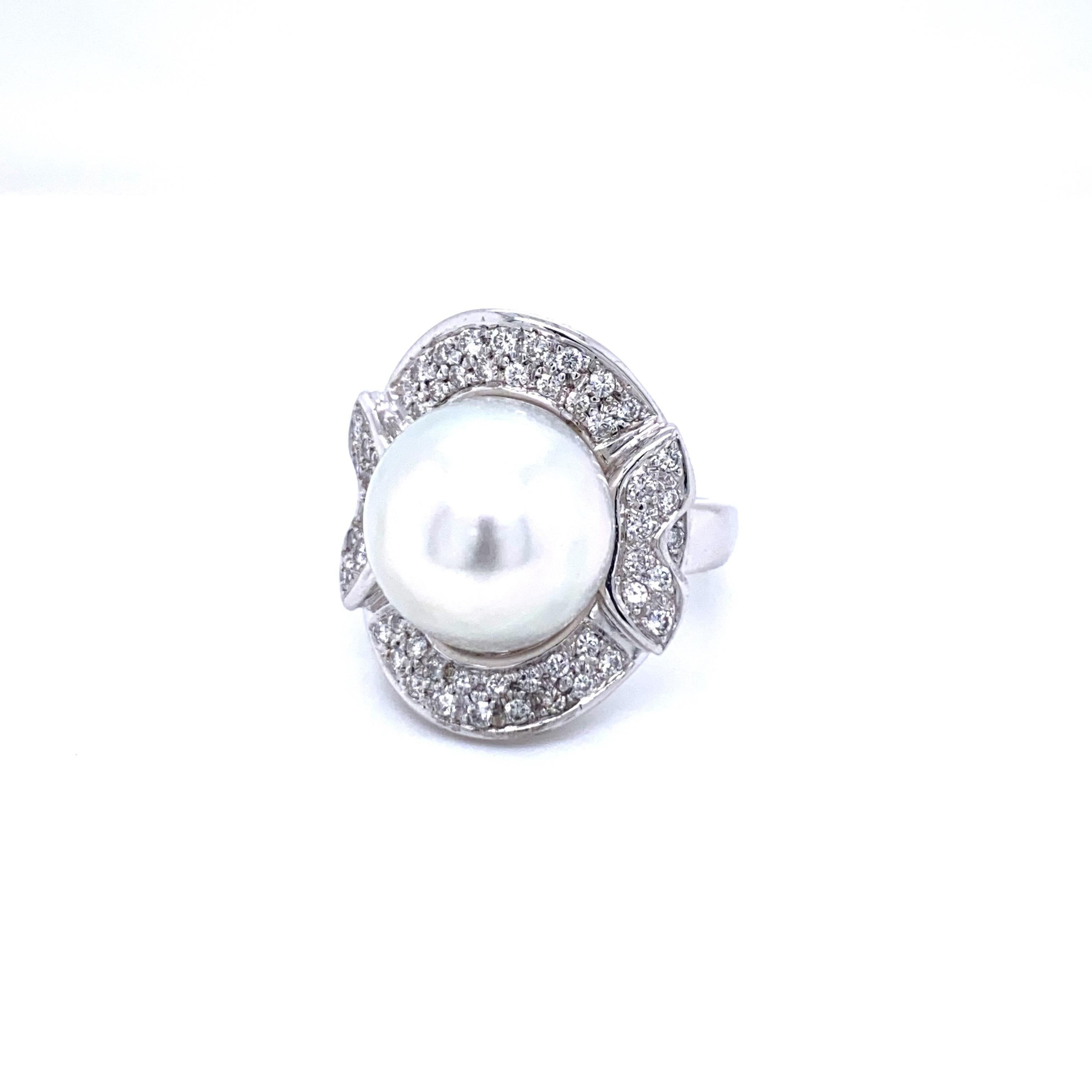 A magnificent 18k white Gold ring set with a South Sea Pearl 13mm and Sparkling round brilliant cut Diamonds 1.25 cts. G Color Vvs Clarity 
Circa 1970 

CONDITION: Pre-owned - Excellent 
METAL: 18k Gold 
GEM STONE: Diamonds - Pearl
WEIGHT: 14.70