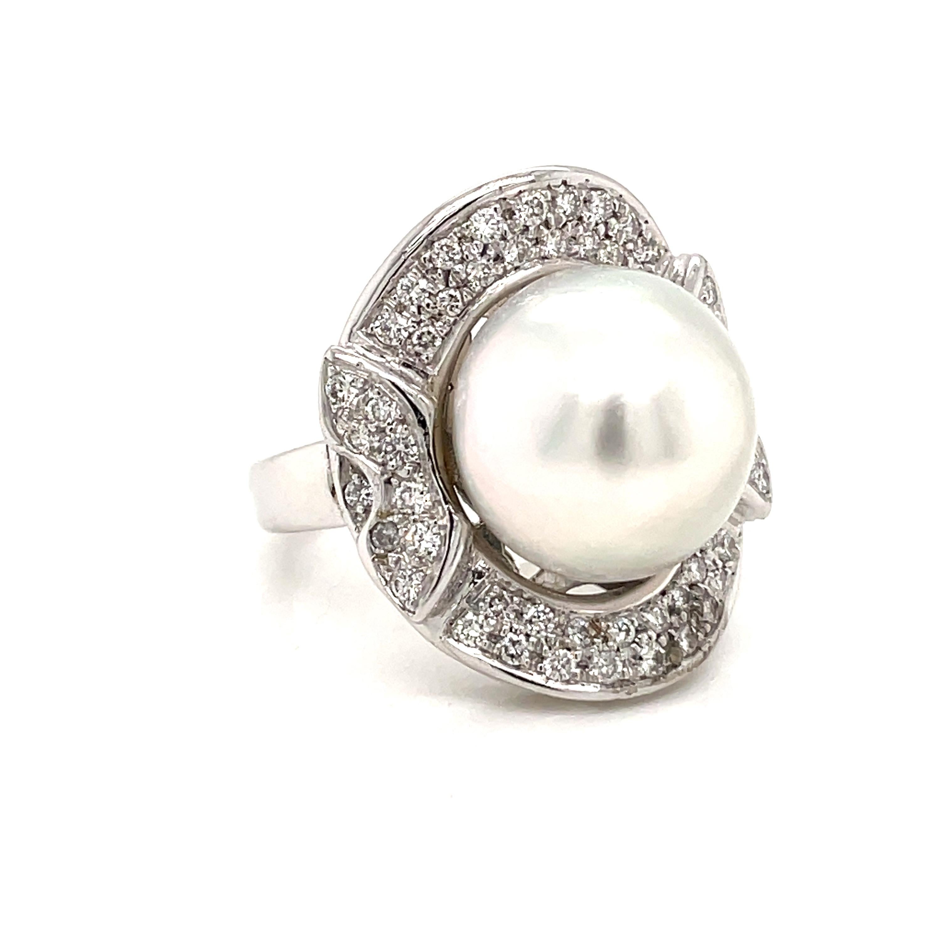 A magnificent 18k white Gold ring set with a South Sea Pearl 13mm and Sparkling round brilliant cut Diamonds 1.25 cts. G Color Vvs Clarity 
Circa 1970 

CONDITION: Pre-owned - Excellent 
METAL: 18k Gold 
GEM STONE: Diamonds - Pearl
WEIGHT: 14.70