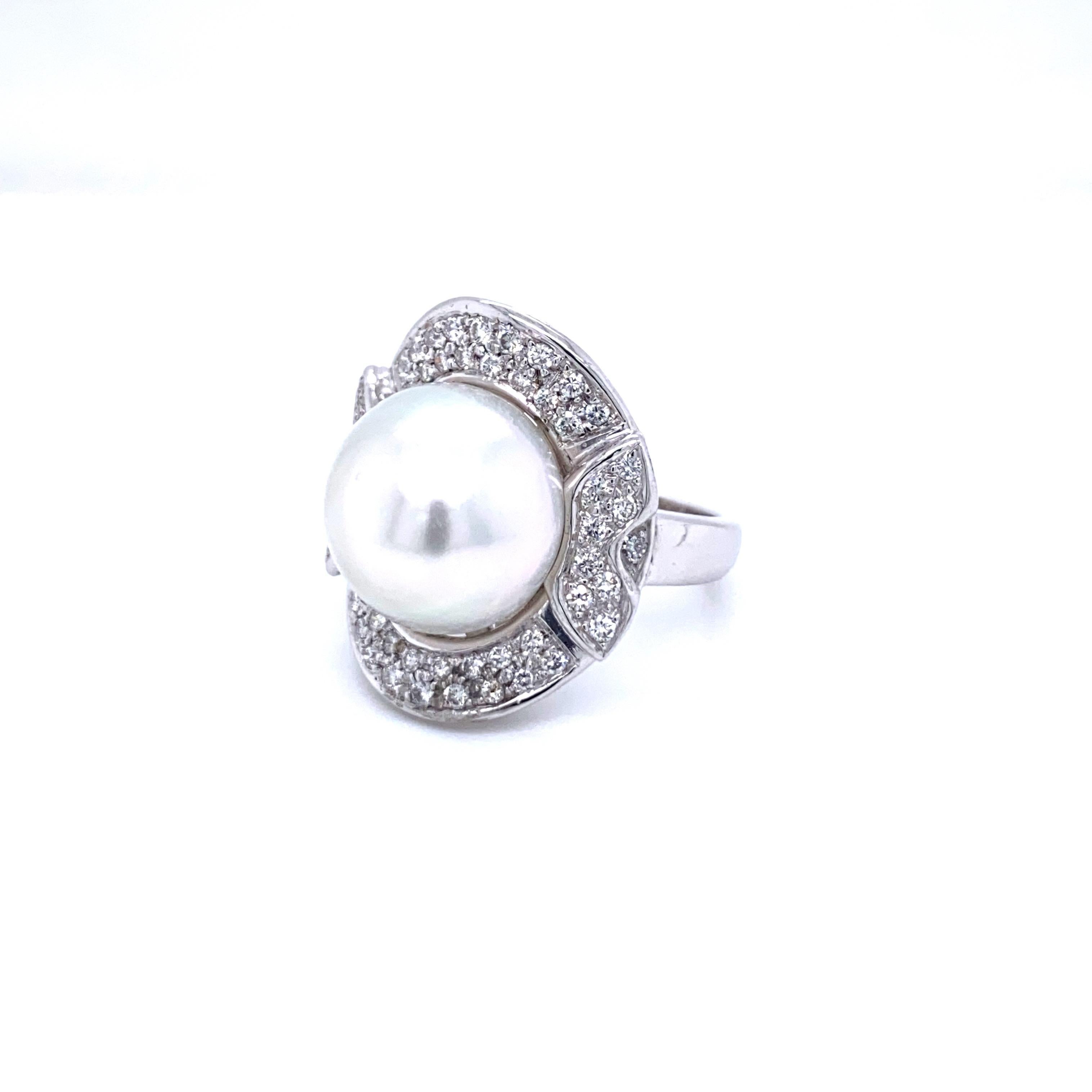Vintage Pearl Diamond Gold Cocktail Ring In Excellent Condition For Sale In Napoli, Italy