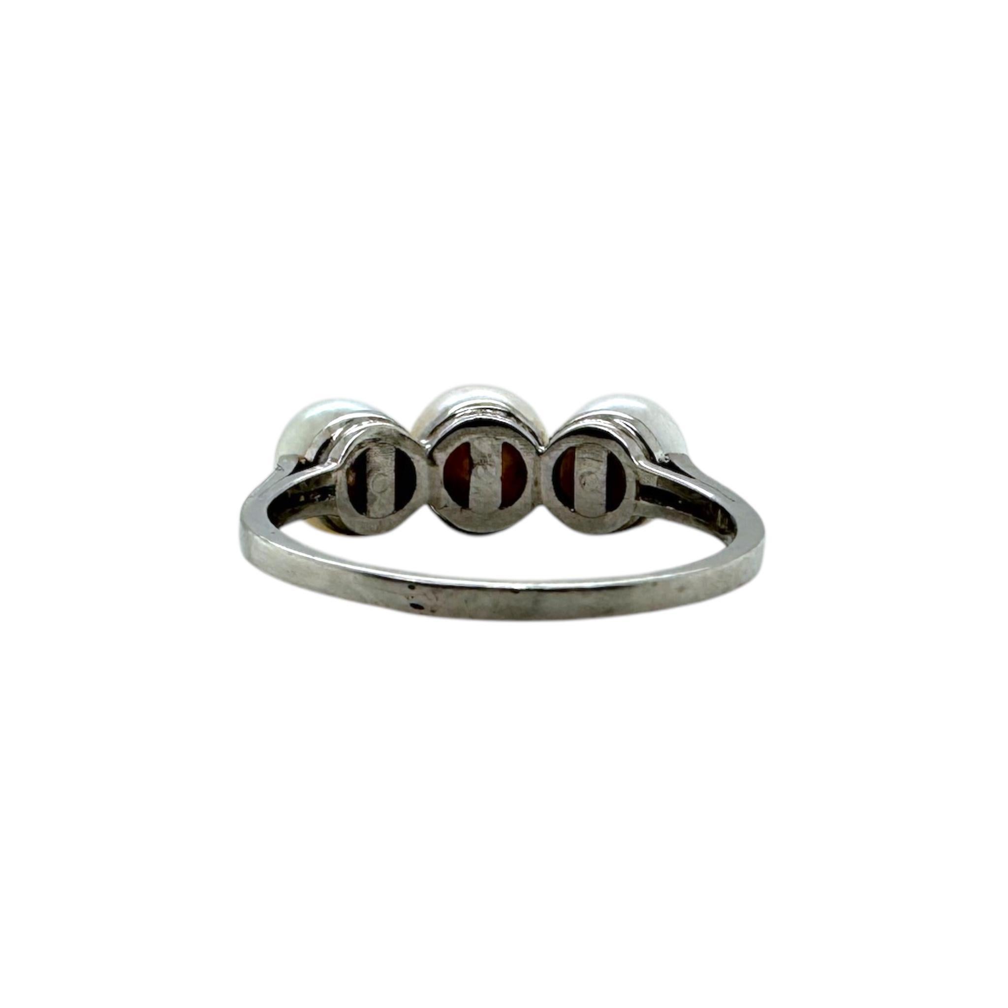 Anillo vintage de perlas y diamantes en platino con tres piedras en venta 4
