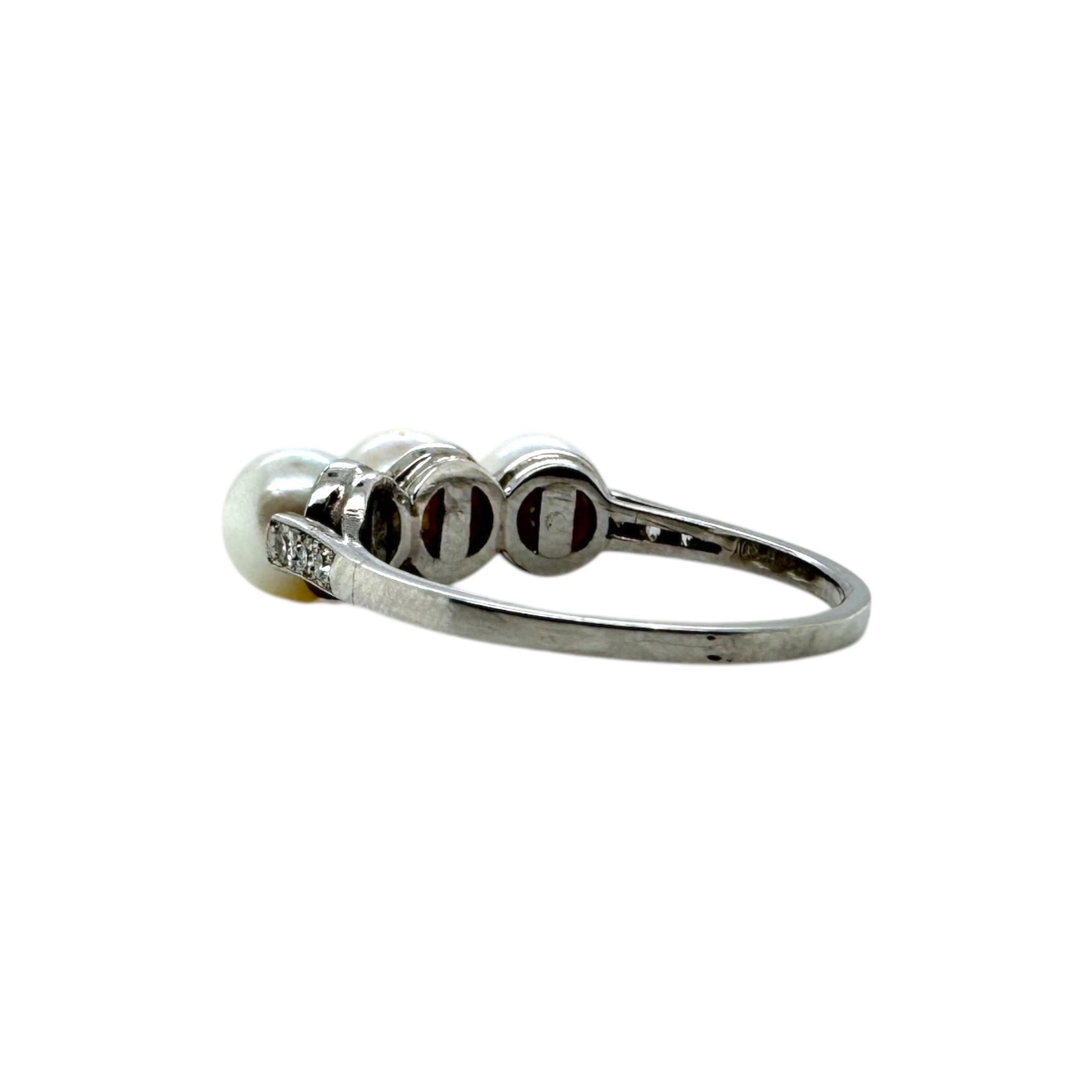 Anillo vintage de perlas y diamantes en platino con tres piedras en venta 5