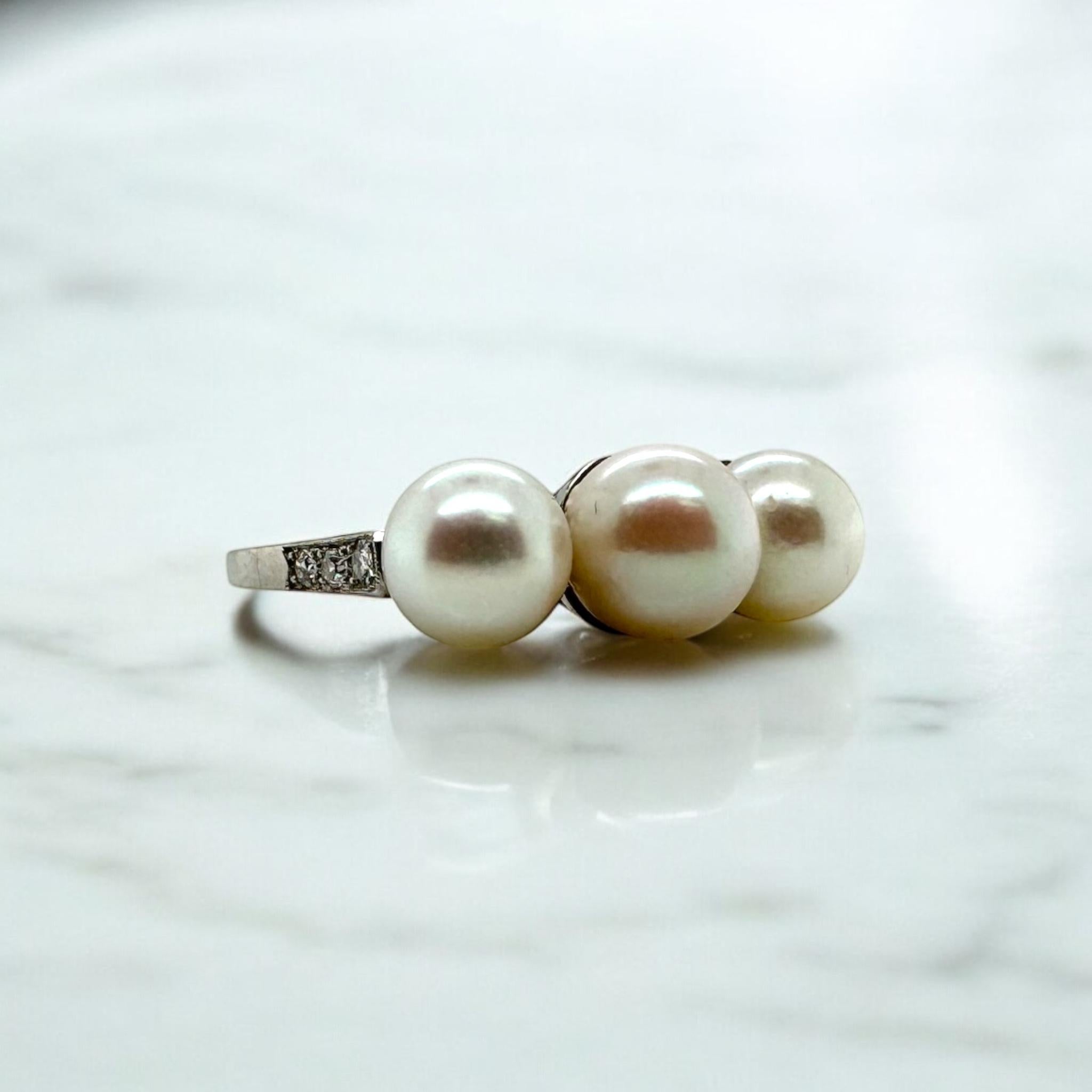 ¡Siempre nos encantan las perlas combinadas con diamantes!
Esta belleza vintage tiene un diseño muy clásico.

Detalles del anillo
Material: Platino
Época: Art Decó 1920 - 1940
Anchura del cabezal: 6,65 mm
Altura de la cabeza: 7,5 mm
Anchura de la
