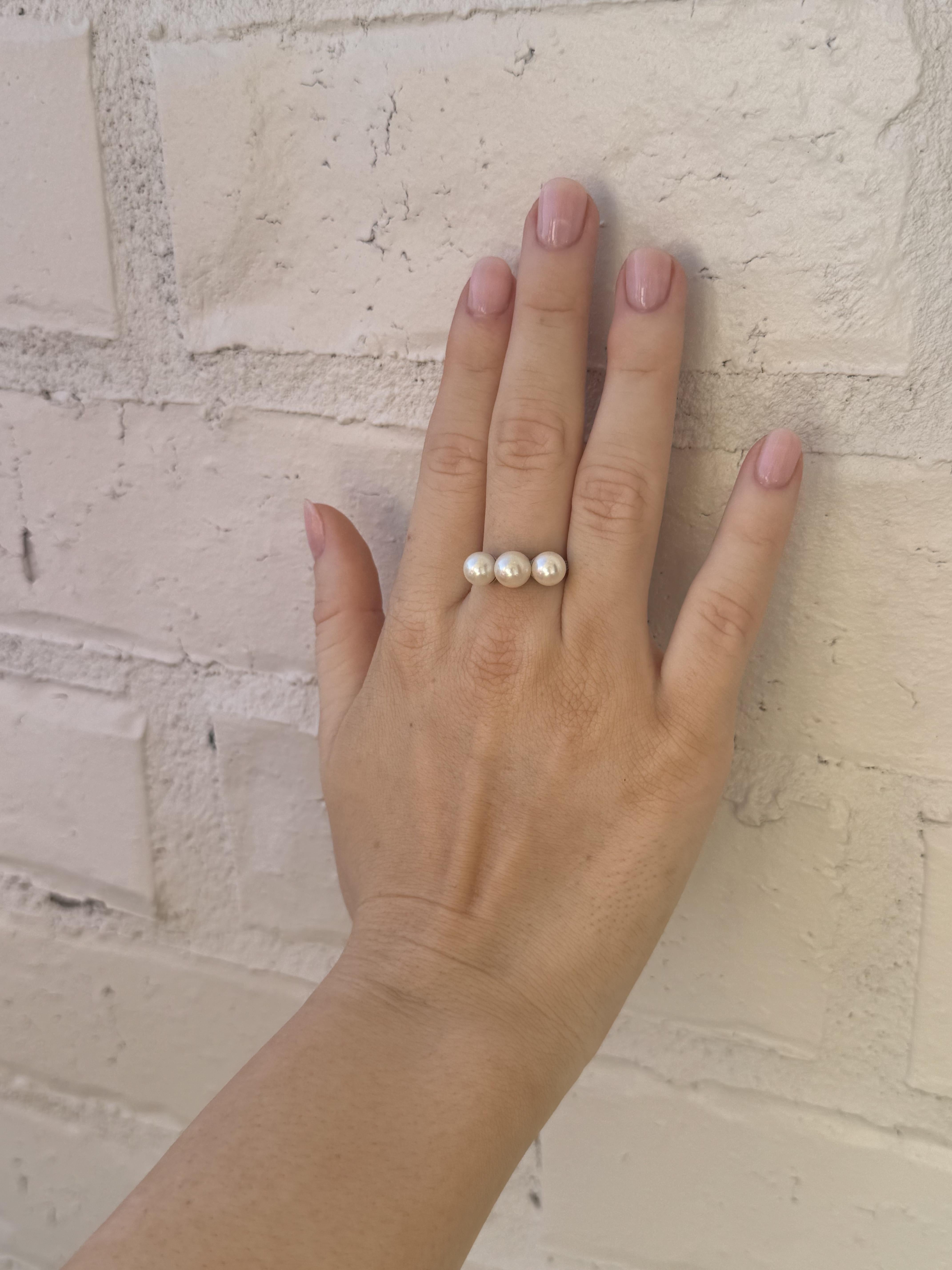 Anillo vintage de perlas y diamantes en platino con tres piedras Art Decó en venta
