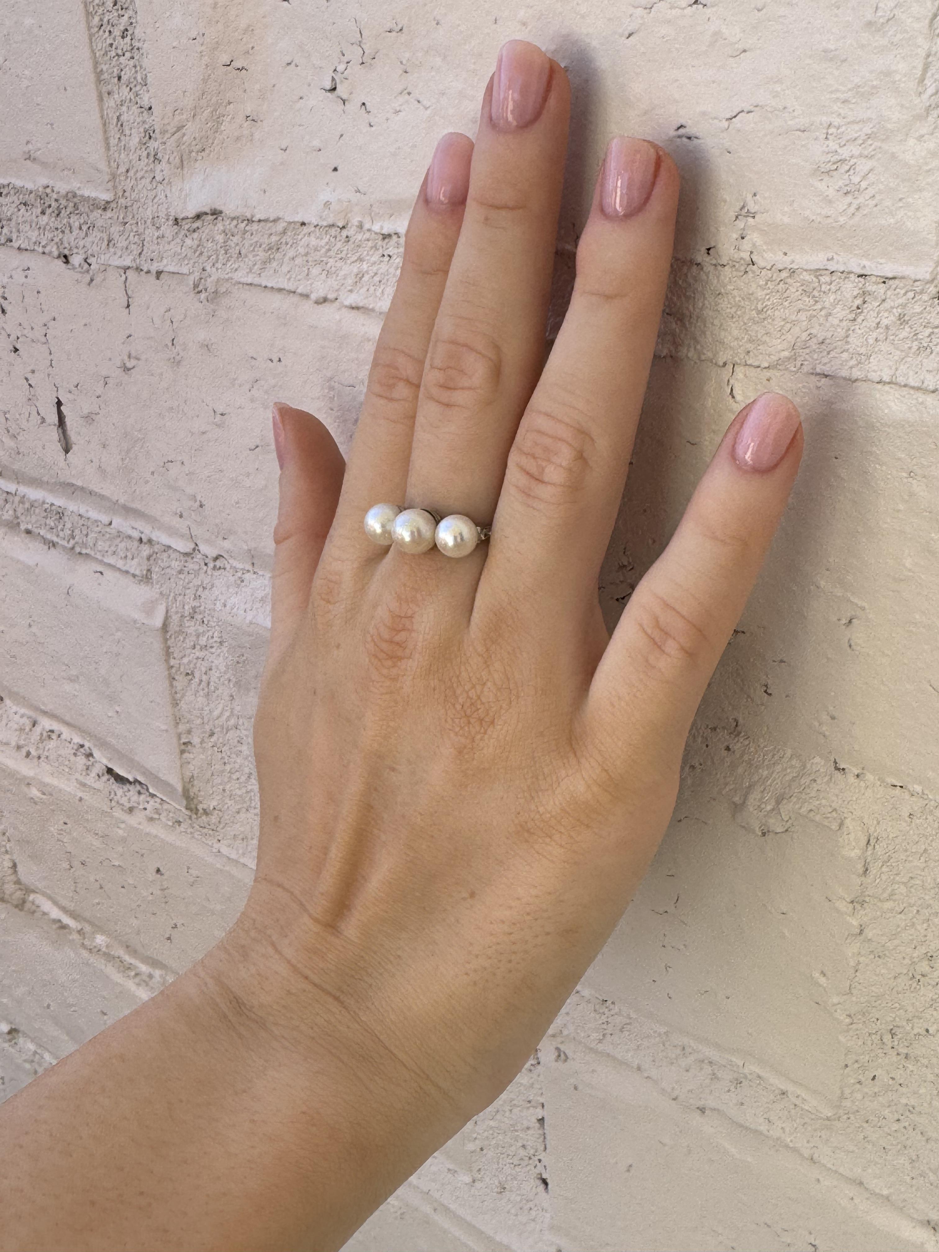 Anillo vintage de perlas y diamantes en platino con tres piedras Corte redondo en venta