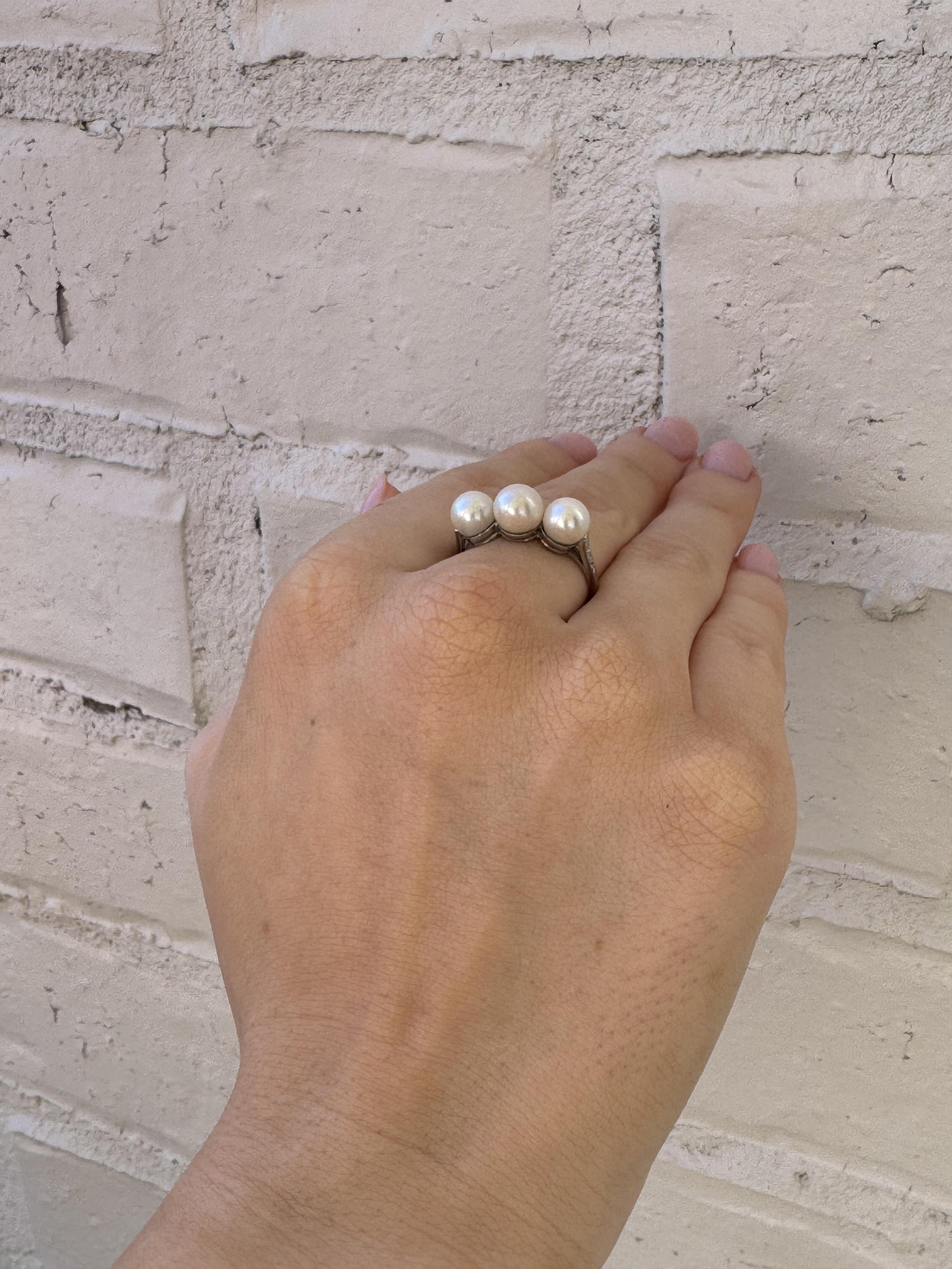 Anillo vintage de perlas y diamantes en platino con tres piedras en Excelente estado para la venta en Montgomery, AL