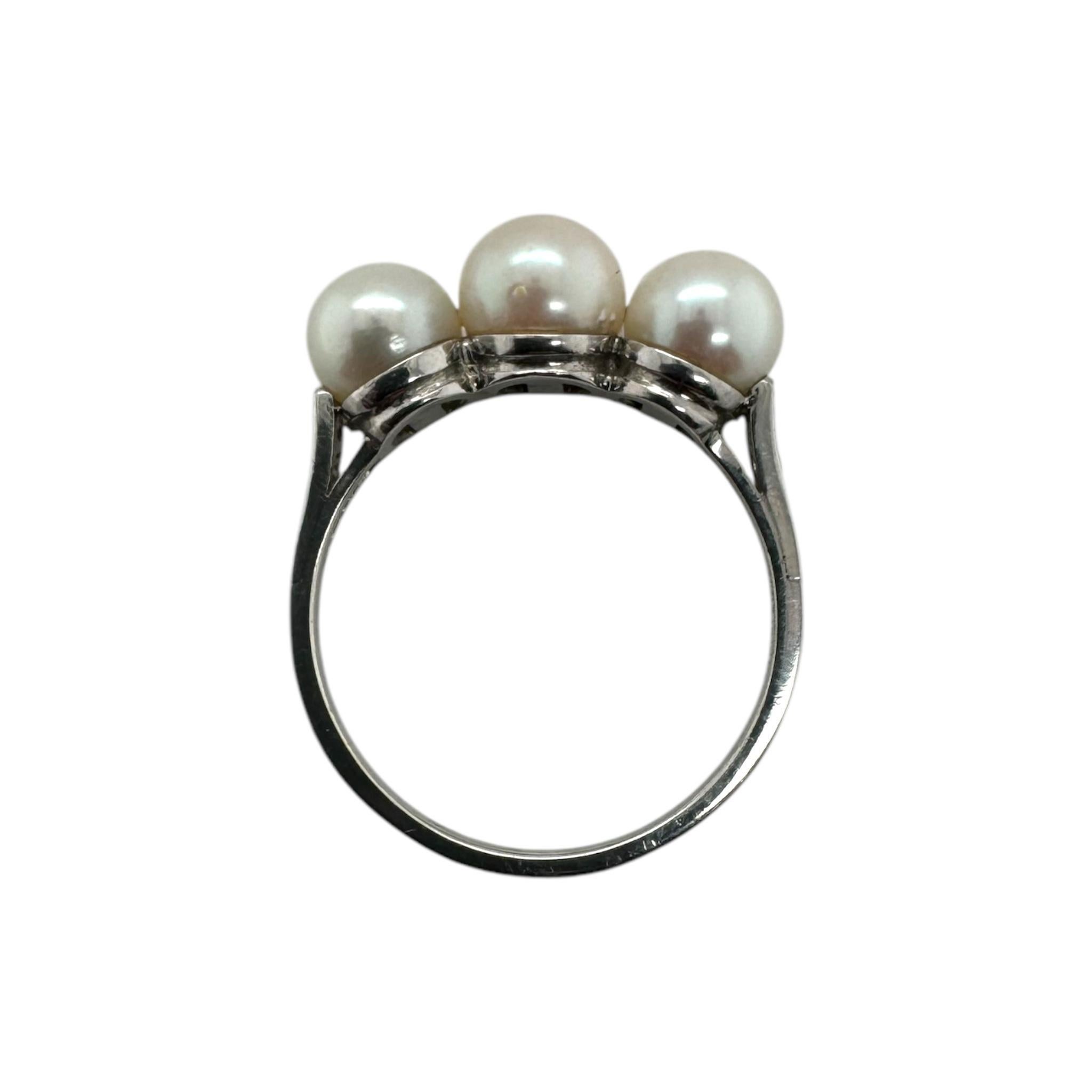 Anillo vintage de perlas y diamantes en platino con tres piedras en venta 3