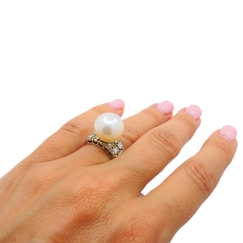 Taglio rotondo Anello vintage con perla e diamante in oro bianco 14k in vendita