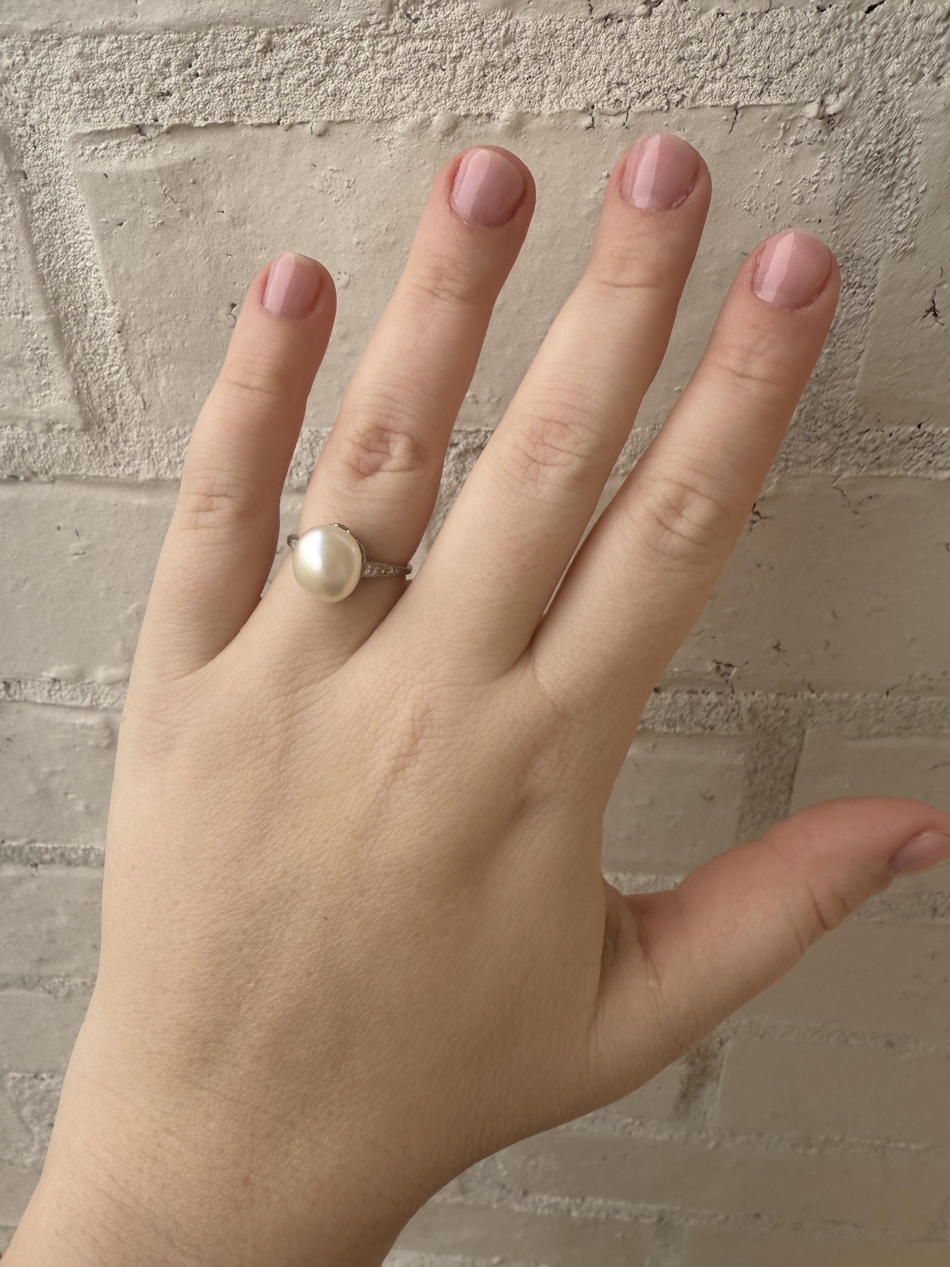 Nous adorons cette bague en perles vintage !
Elle ferait une bague de fiançailles très unique !

Détails de l'anneau
Matériau : Platine
Époque : Art déco 1920 - 1940
Largeur de la tête : 11 mm
Hauteur de la tête : 8,9 mm
Poids : 3,8 grammes
Taille