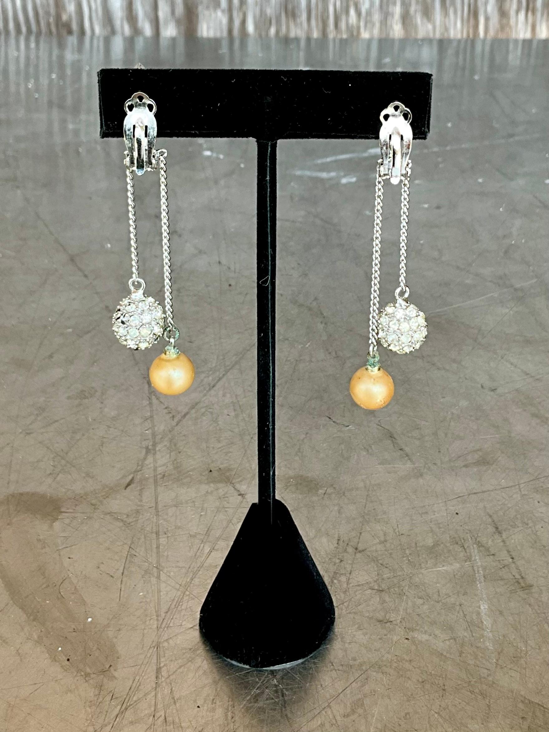 Vintage Pearl Drop Clip on Earrings In Good Condition For Sale In West Palm Beach, FL