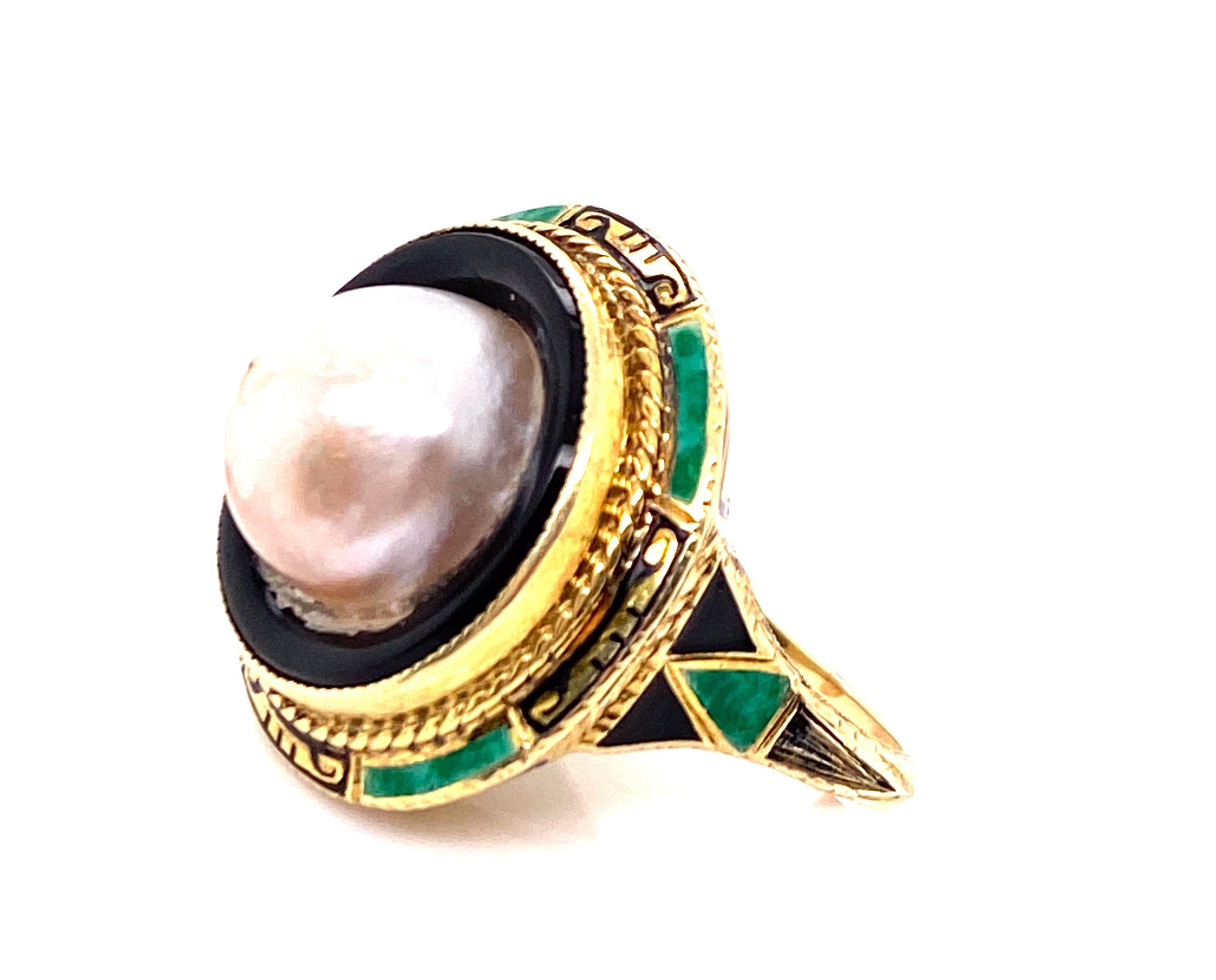 Non taillé Bague Art déco en or jaune 14 carats avec perles, onyx et émail, années 1920 en vente