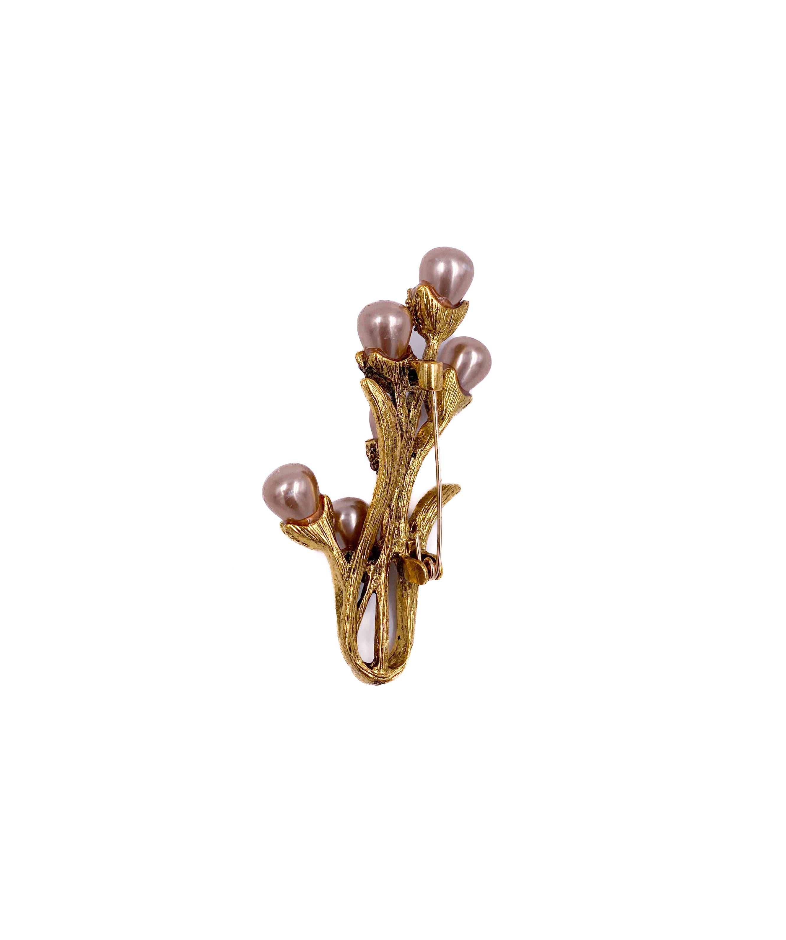 Vintage Perle Blumenstrauß Brosche mit Strasssteinen im Zustand „Gut“ im Angebot in Los Angeles, CA