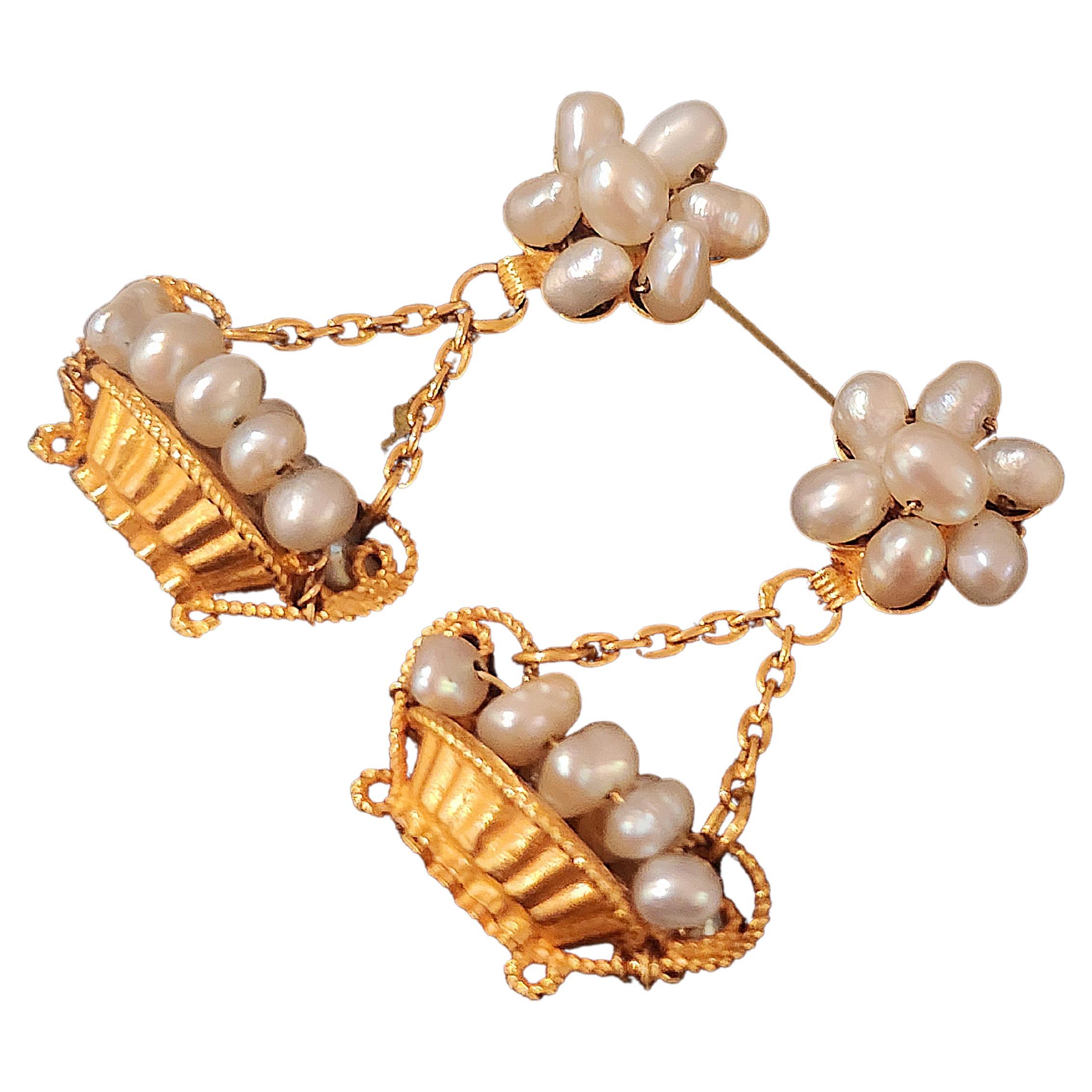 Vintage 1940s boucles d'oreilles pendantes en or jaune 22k avec des perles blanches naturelles de Bahreïn boucles d'oreilles en forme de panier fruité avec une longueur totale de 3cm hall marqué avec de l'or fin. 