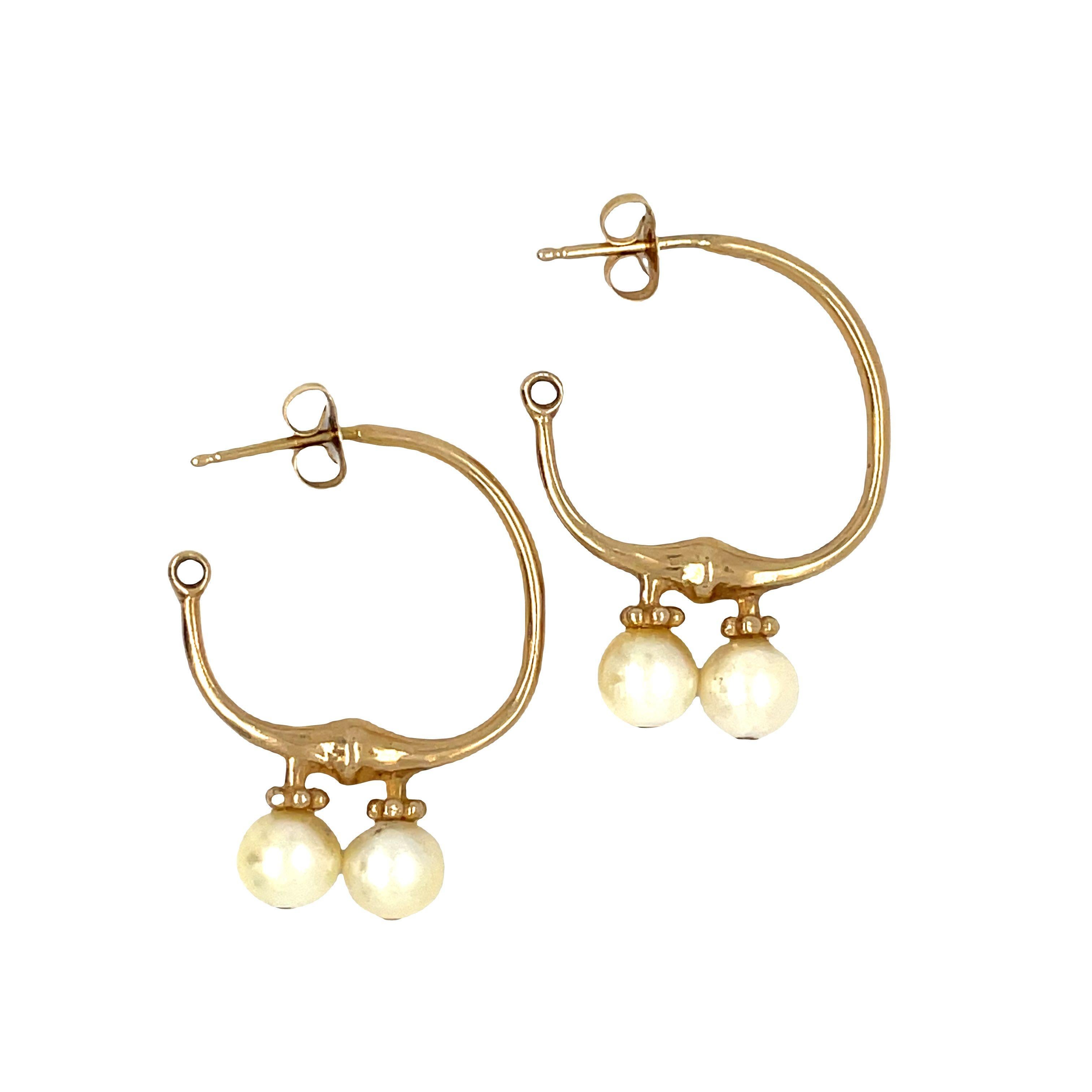 Vintage Pearl Hoop Earrings in 14 Karat Yellow Gold In Excellent Condition For Sale In beverly hills, CA