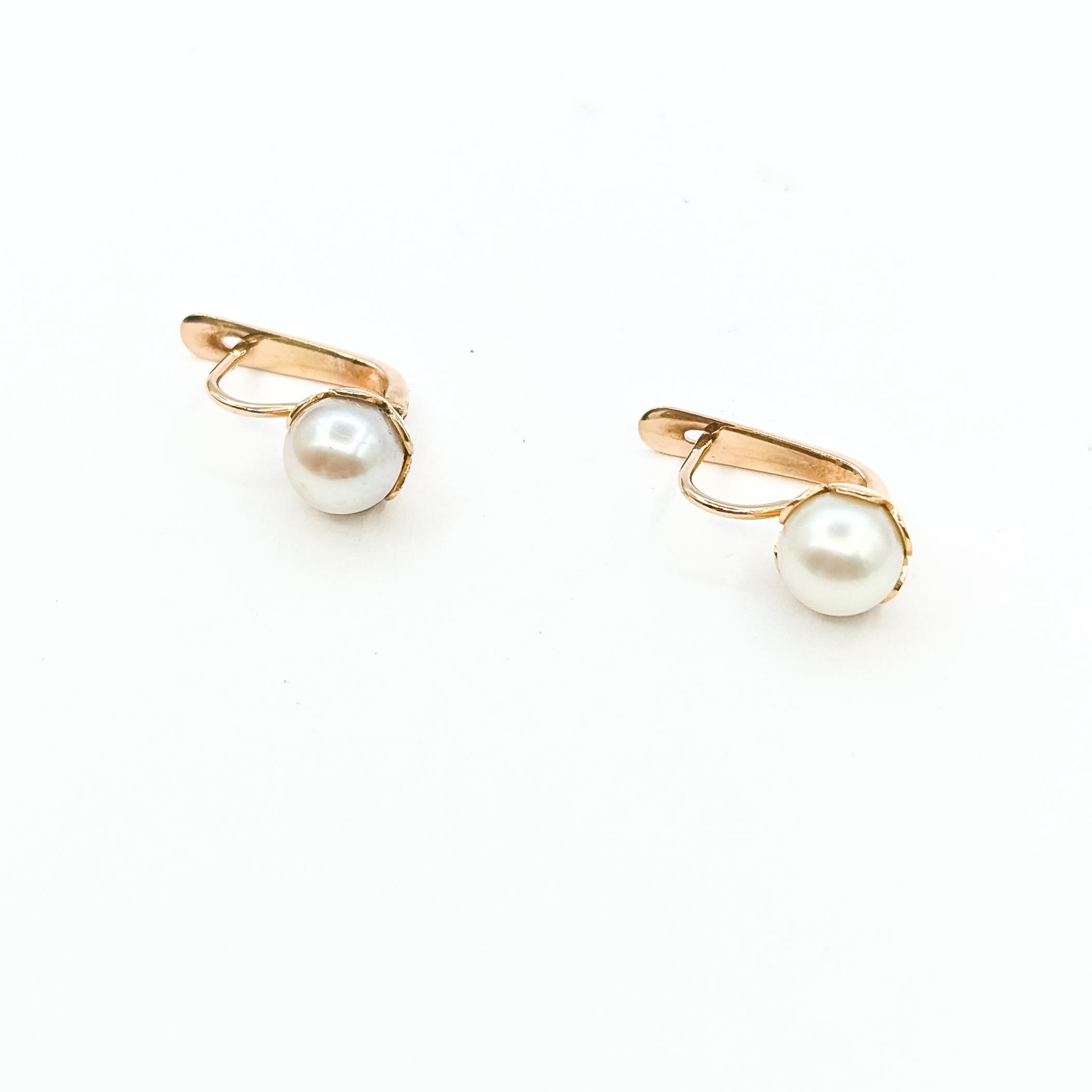 Vintage Pearl Lever Back Earrings in 14k yellow gold

These vintage earrings are crafted in 14k yellow gold and feature round 7.5 mm cultured pearls set in smooth, petal-style prongs. The warm gold tone complements the soft luster of the pearls,