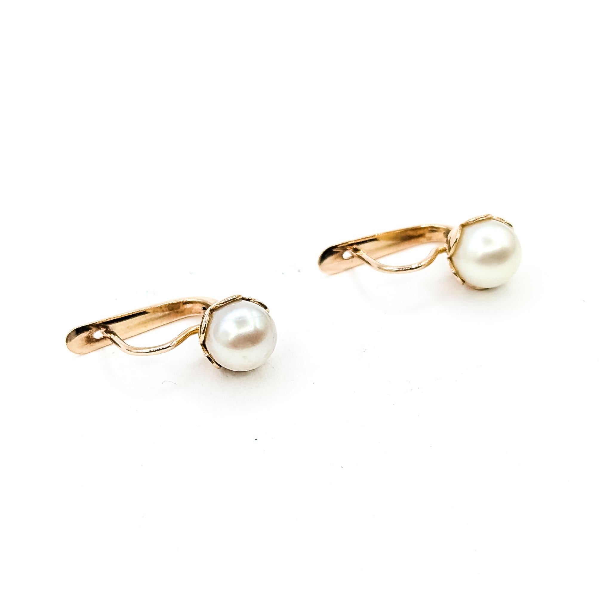 Vintage Pearl Lever Back Earrings in 14k yellow gold In Excellent Condition For Sale In Bloomington, MN
