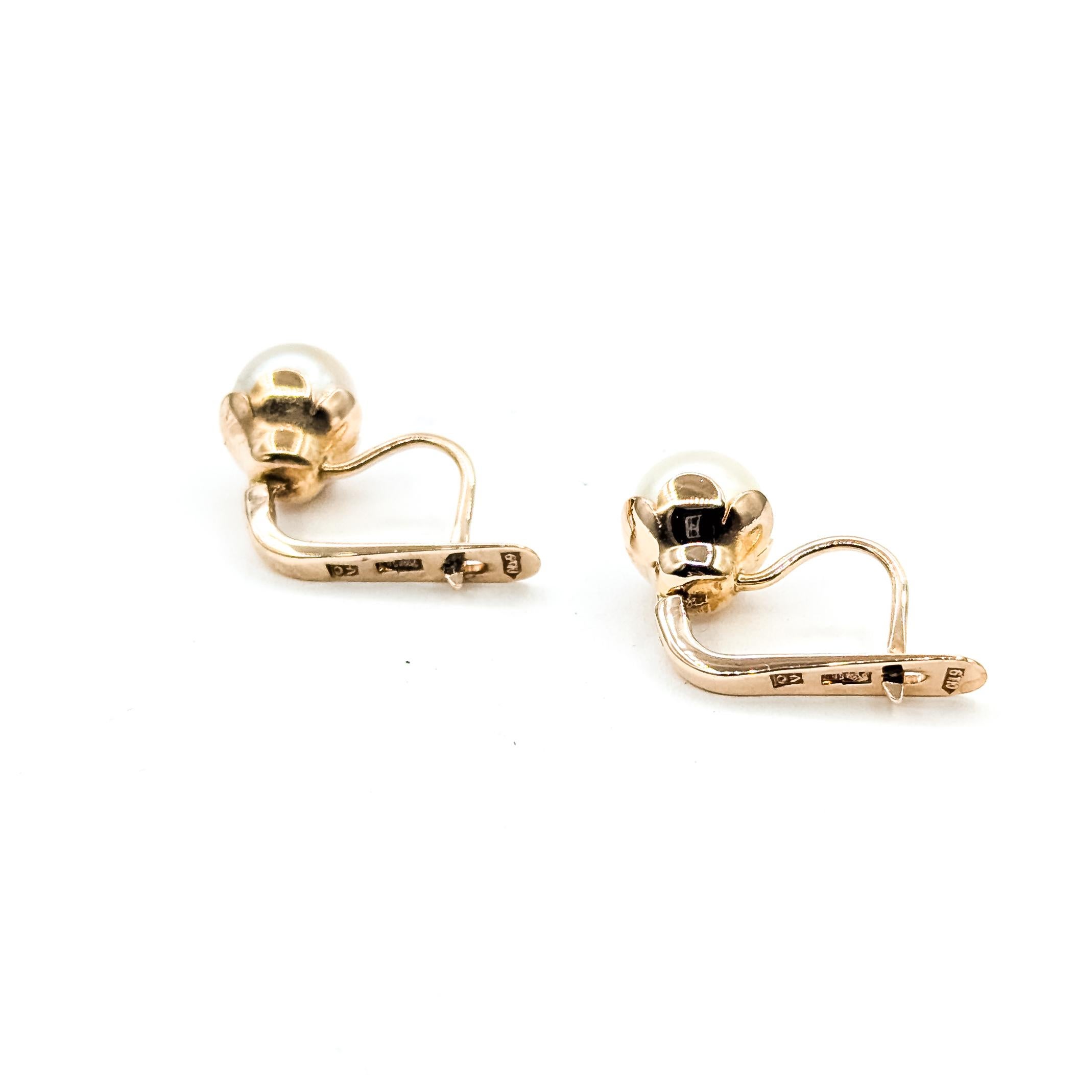 Women's Vintage Pearl Lever Back Earrings in 14k yellow gold For Sale