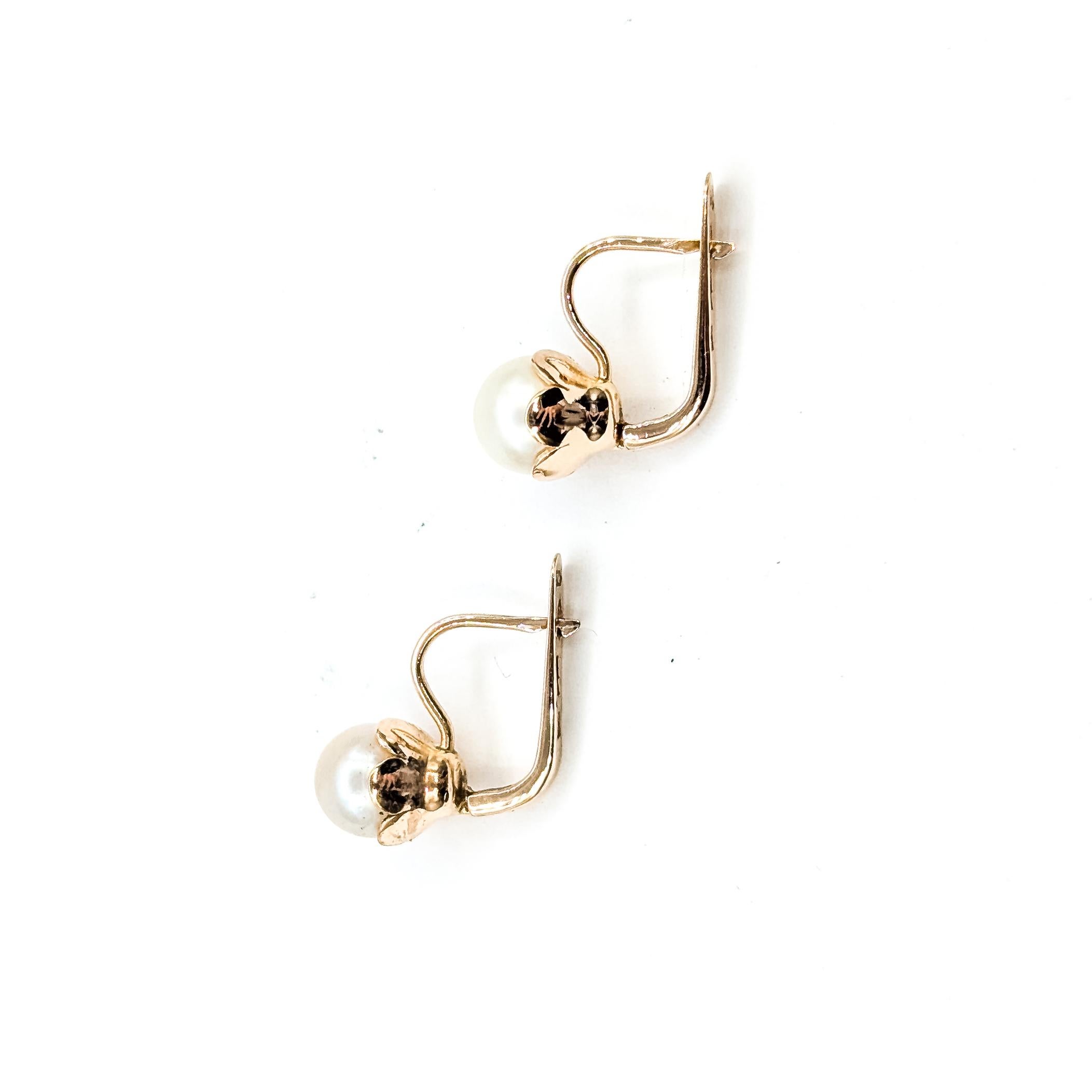 Vintage Pearl Lever Back Earrings in 14k yellow gold For Sale 1