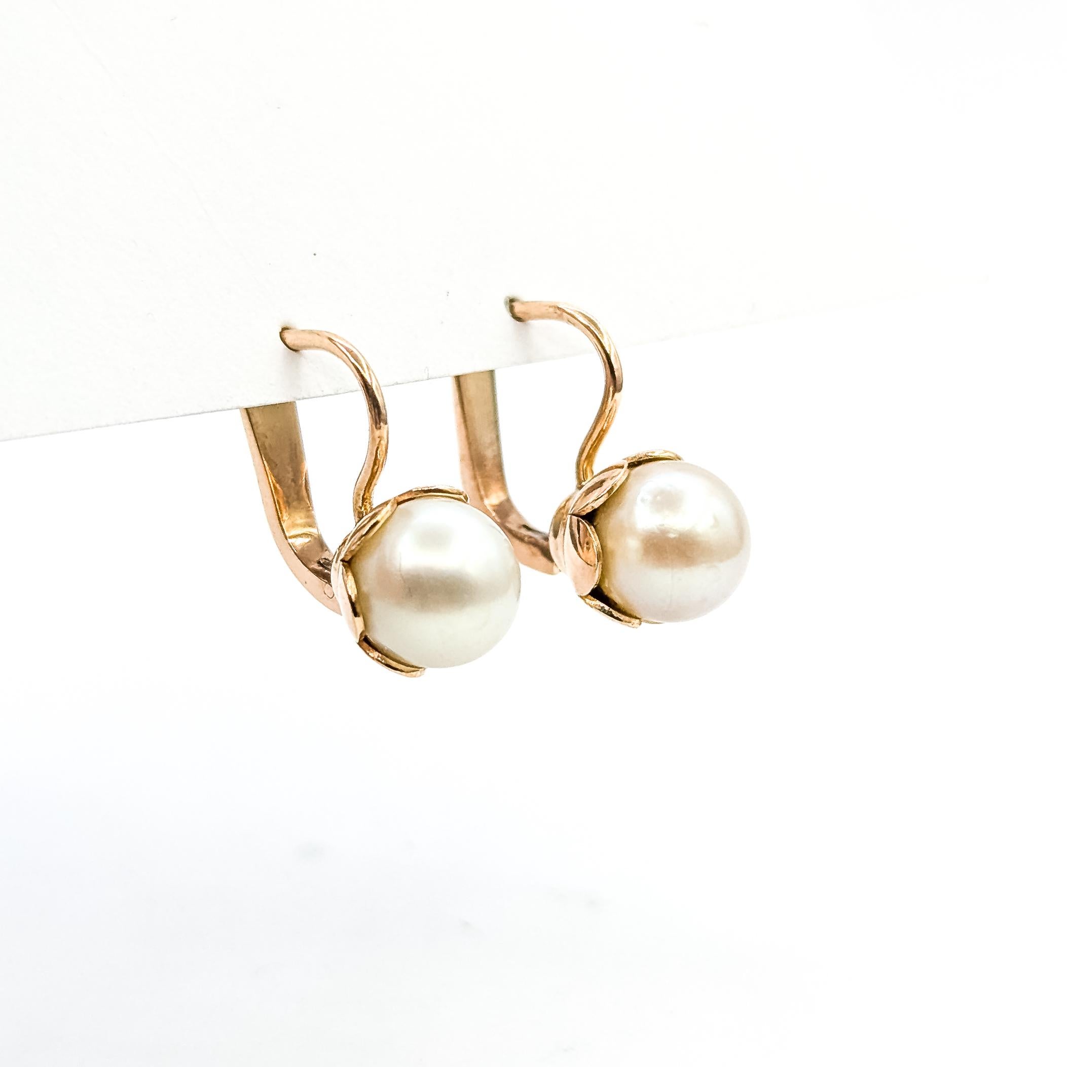 Vintage Pearl Lever Back Earrings in 14k yellow gold For Sale 2