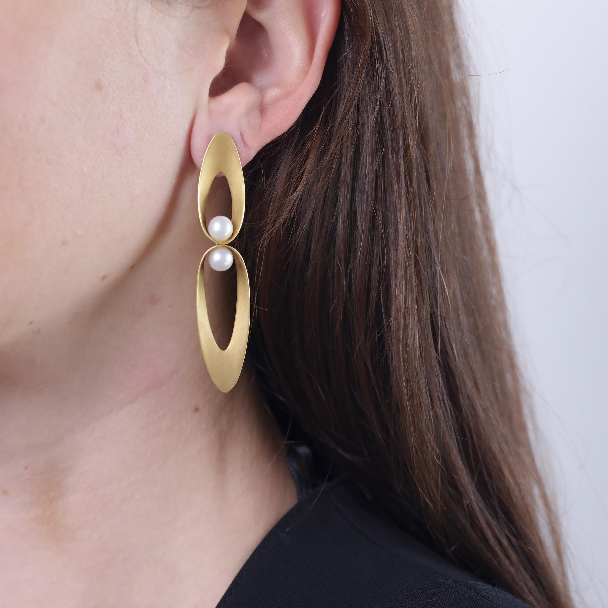 Vintage pearl matte 18k yellow gold drop earrings en Bueno estado para la venta en Beverly Hills, CA