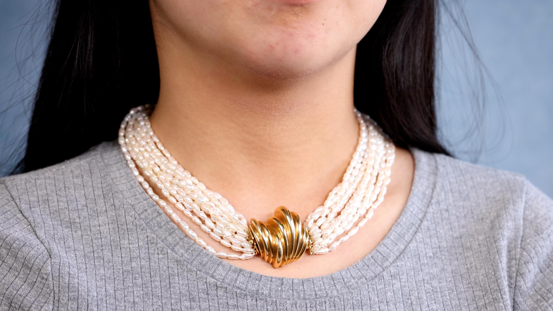 Eine Vintage Perle Multi Strand 14k Gelbgold Halskette. Mit zahlreichen Barockperlen von ca. 3,17 mm bis 6,47 mm. Sie ist mit einem Verschluss aus 14 Karat Gelbgold versehen und wiegt 92,50 Gramm. Circa 1980. Die Halskette ist 17 Zoll lang.   

Über