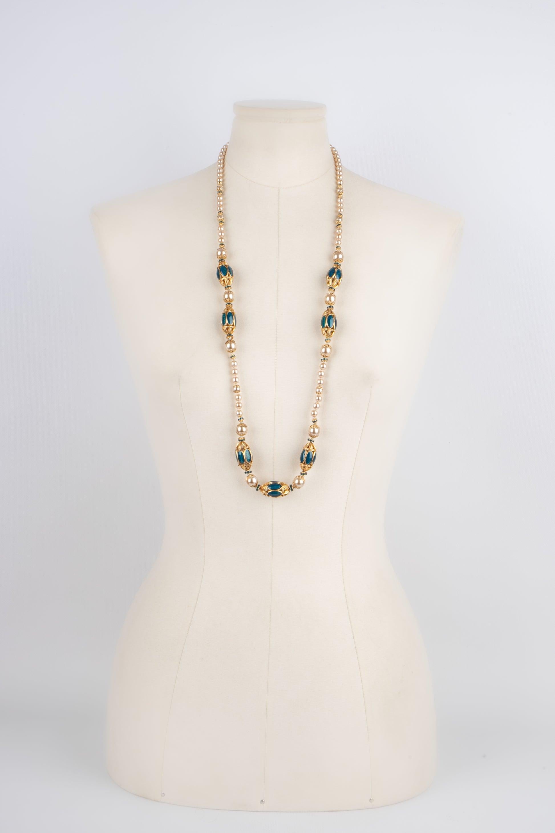 Collana in metallo dorato e perle di costume smaltate di blu.

Informazioni aggiuntive: 
Condizioni: Ottime condizioni
Dimensioni: Lunghezza: 89 cm

Riferimento del venditore: BC27