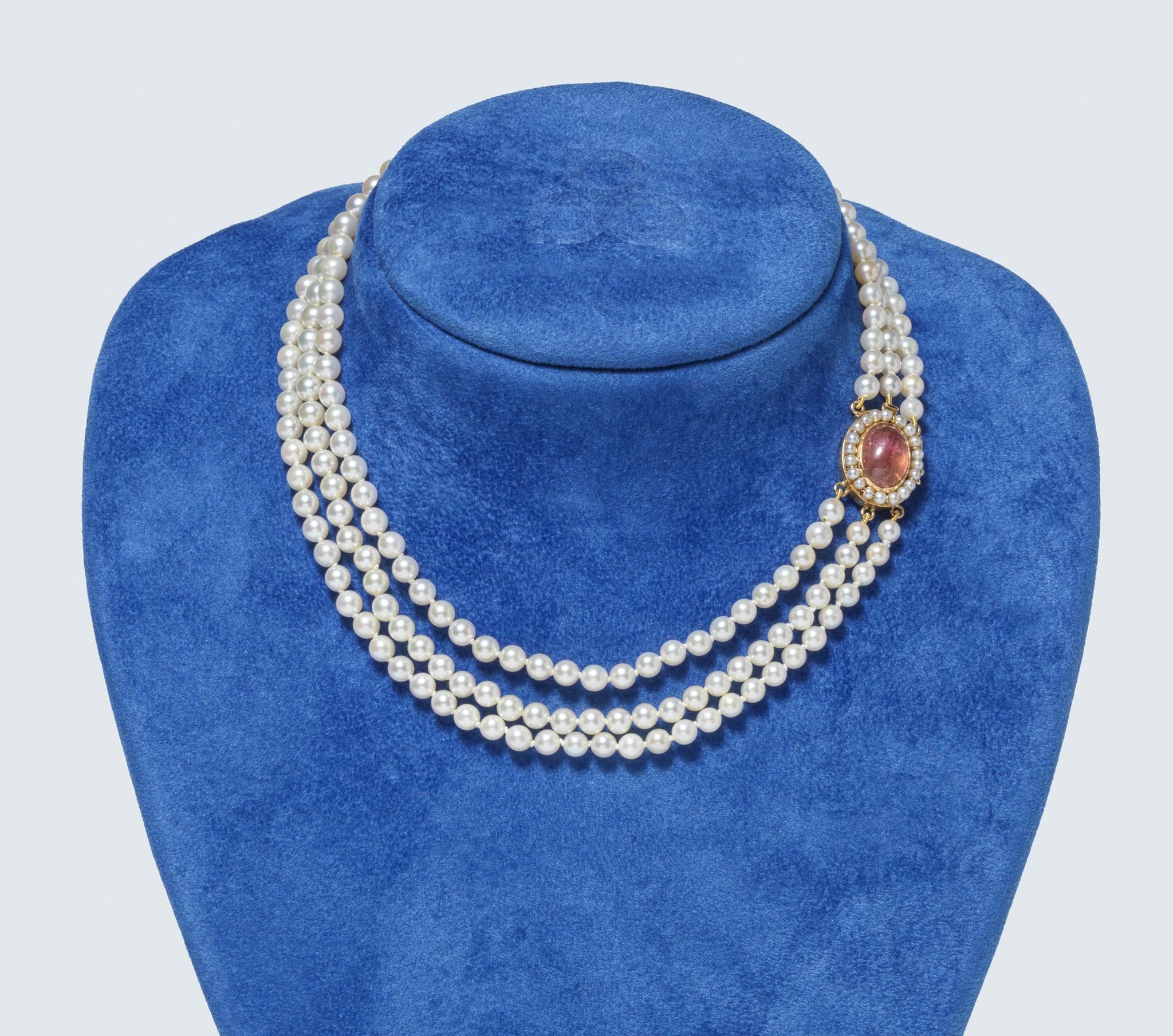 Vintage pearl necklace with a gold lock. Made 1963. In Good Condition For Sale In Stockholm, SE