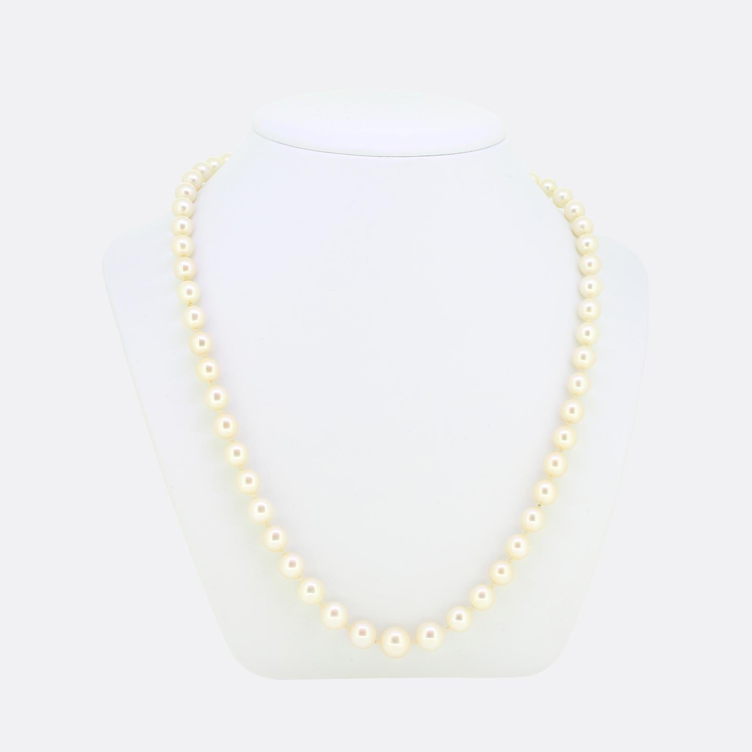 Here we have a beautiful cultured pearl necklace. This vintage piece features a single strand of individually knotted rounded cultured pearls. Each stone used is perfectly matched in terms of colour and tone to its counterpart whilst collectively