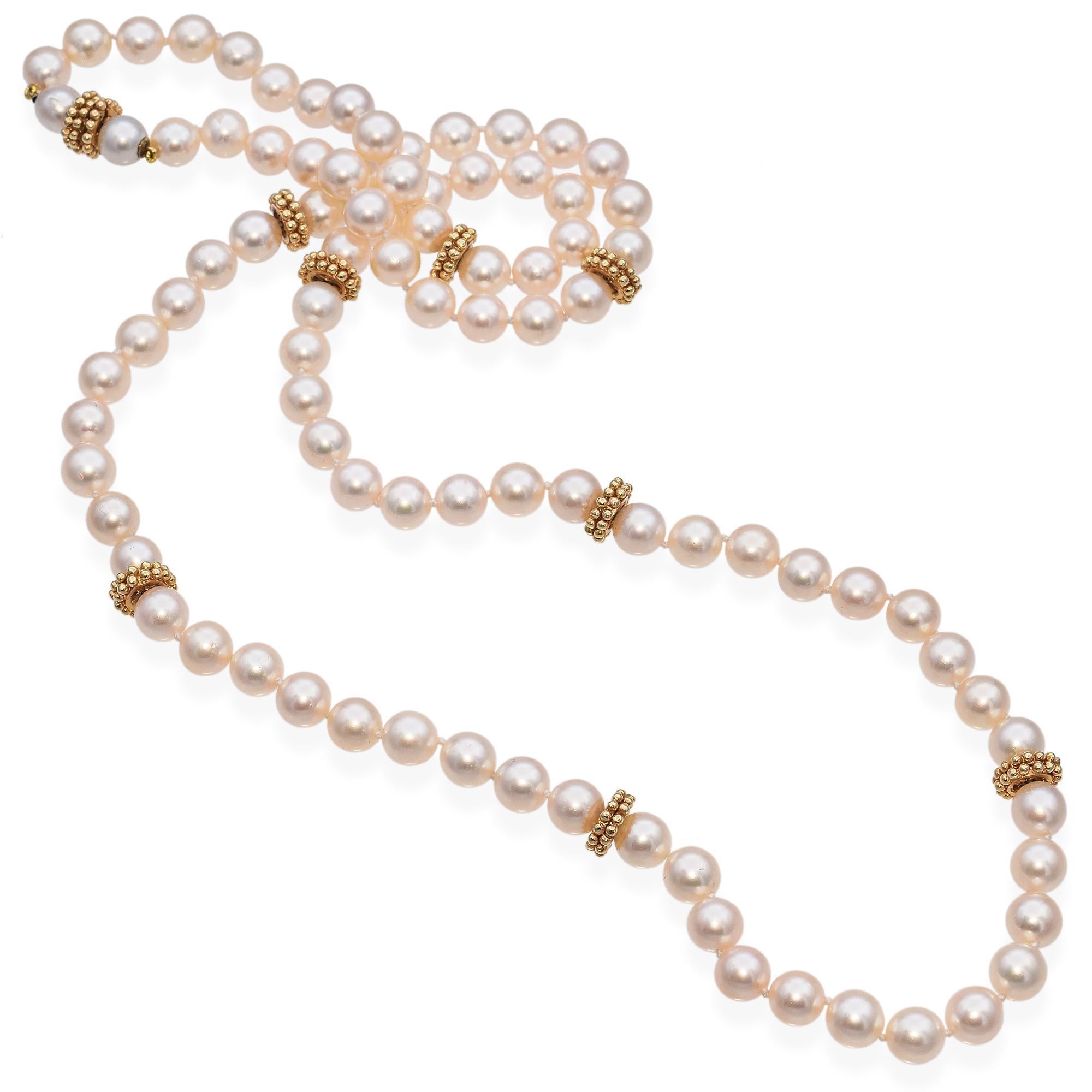 Un collier de perles raffiné. Il se compose de perles blanches lustrées, élégamment espacées et rehaussées d'or. Les perles sont de taille uniforme, ce qui leur confère un aspect harmonieux et classique.
Les accents dorés sont réalisés en or jaune,