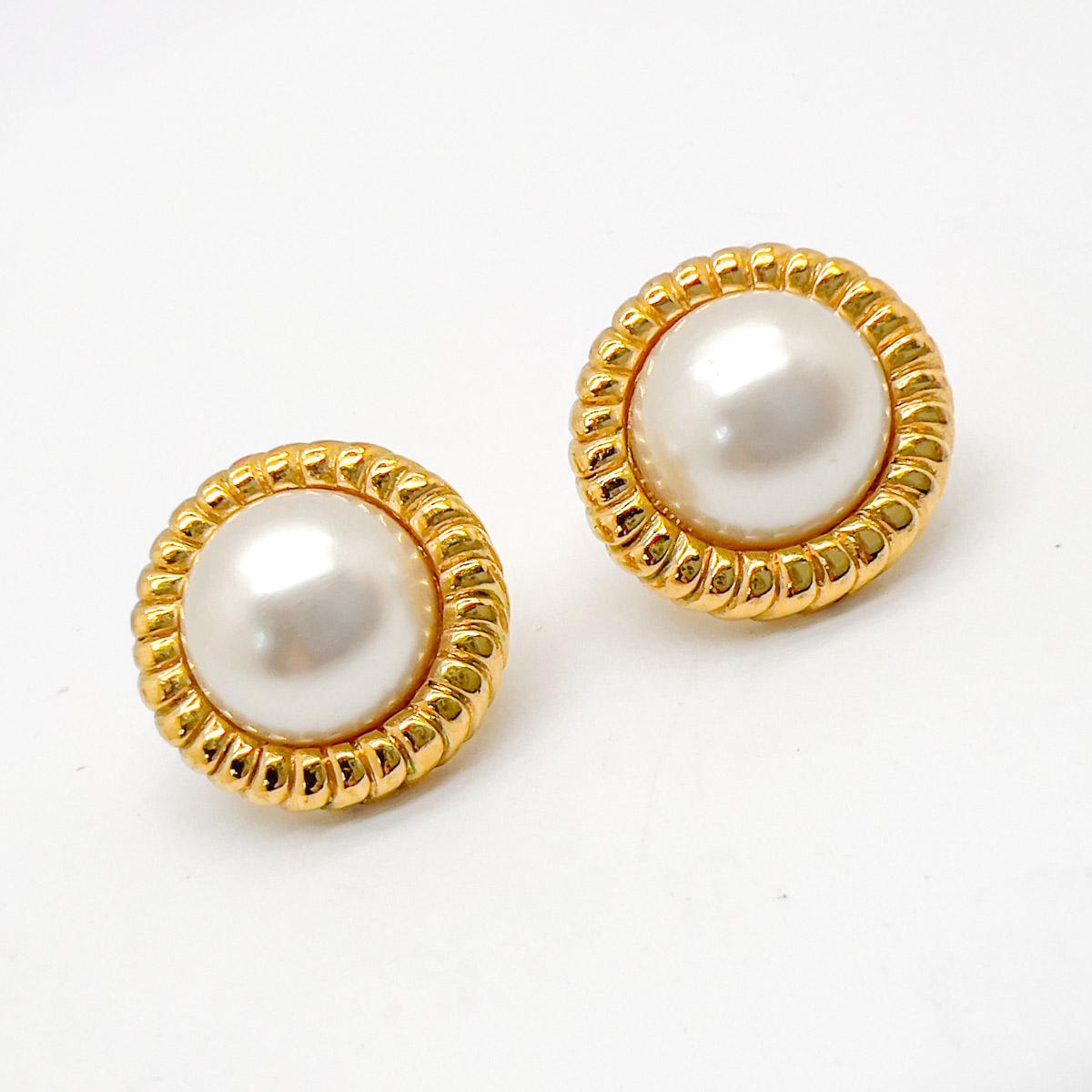 Ein Paar Vintage Pearl Ribbed Gallery Ohrringe. Fabelhafte Qualität und glänzende Perlen. Das ultimative schicke Accessoire.
Eine unsignierte Schönheit. Ein seltener Schatz. Nur weil ein Schmuckstück nicht den Namen eines Designers trägt, heißt das