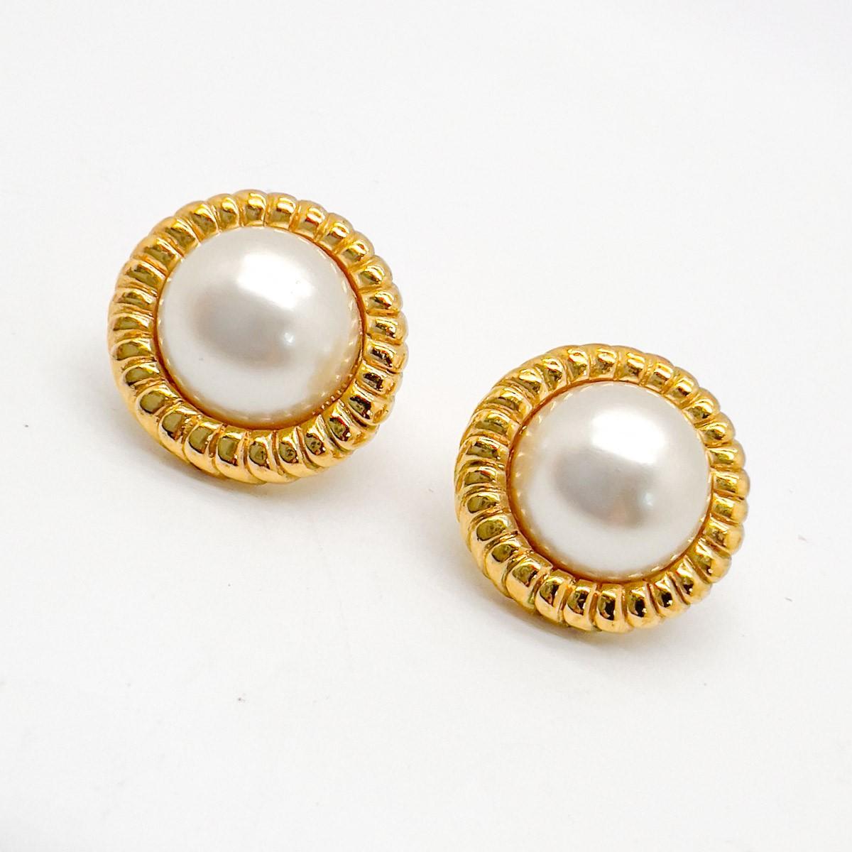 Vintage Pearl Ribbed Gallery Earrings 1980s In Good Condition For Sale In Wilmslow, GB