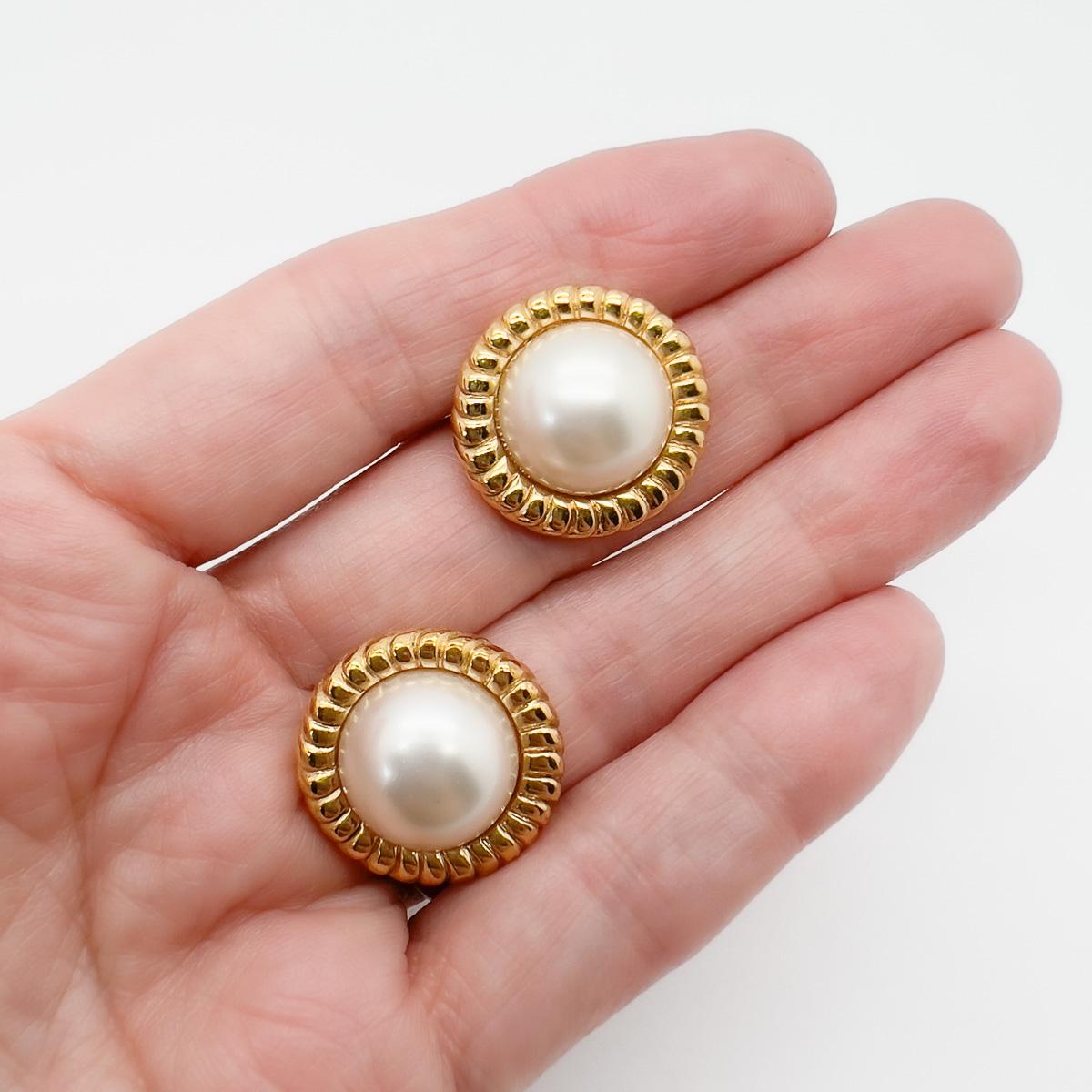 Women's Vintage Pearl Ribbed Gallery Earrings 1980s For Sale